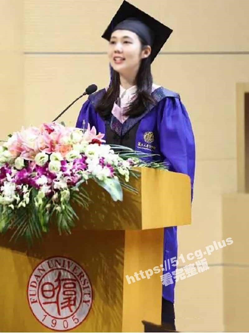 正妹被起底是復旦法學碩士。（翻自《51吃瓜網》）