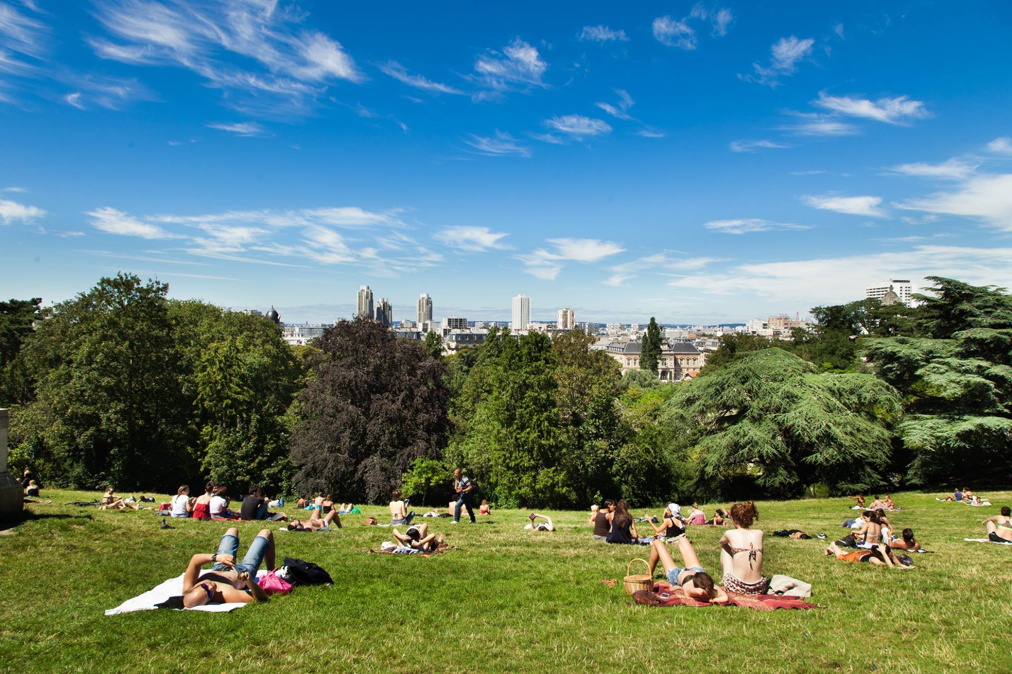 被譽為巴黎最美麗公園之一的肖蒙山丘公園，近日爆出棄屍案。（翻攝自Paris je t'aime臉書）