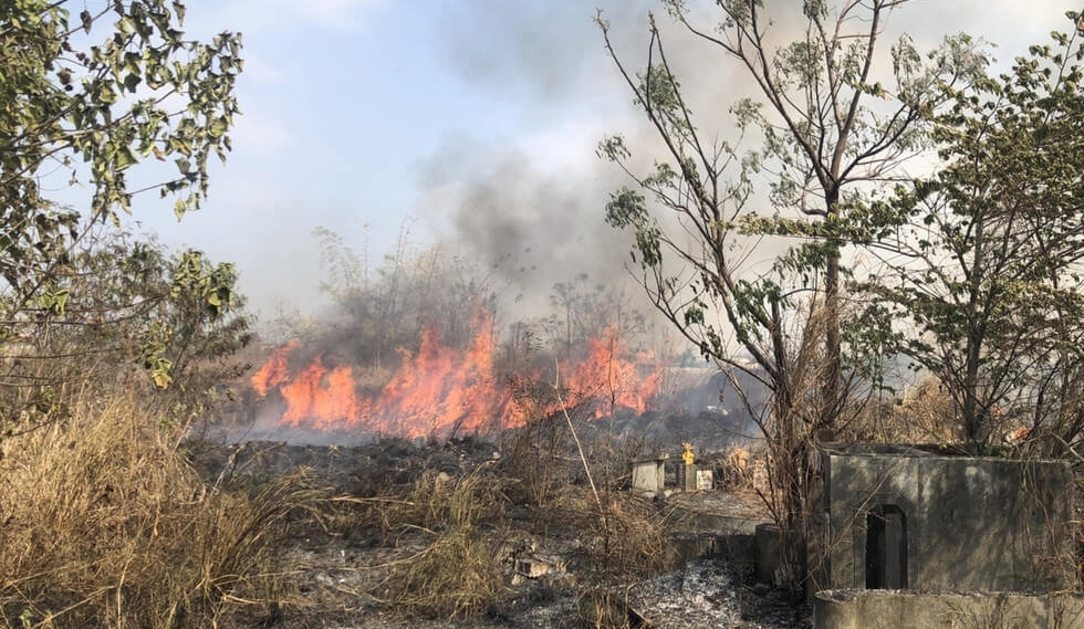 屏東近日發生數十起公墓火警，更有消防隊員在支援勤務的過程中不幸發生意外而喪命。（翻攝畫面）