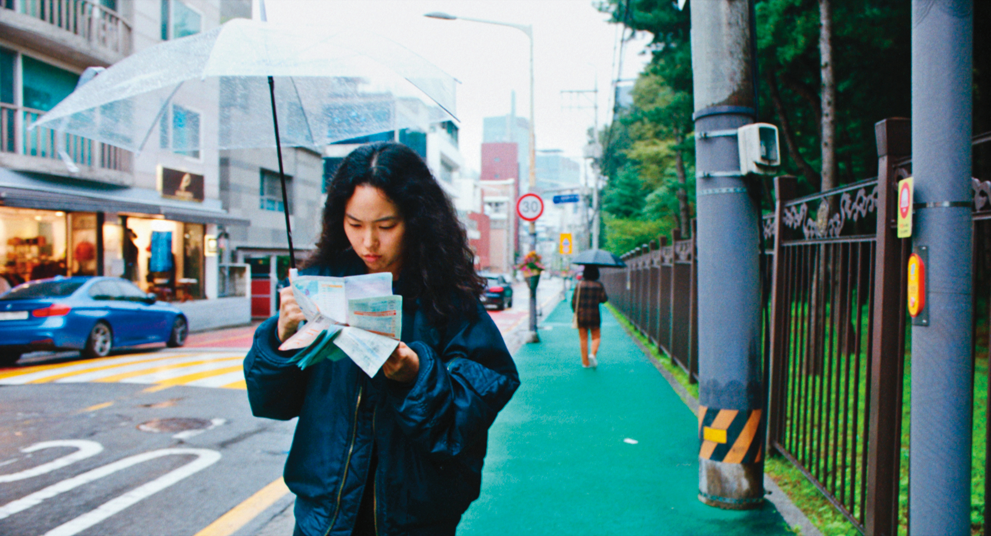 被法國父母收養的韓裔女孩來到首爾找尋她的親生父母，真切探問自我的身分和性別認同，電影深刻動人。（捷傑電影提供）