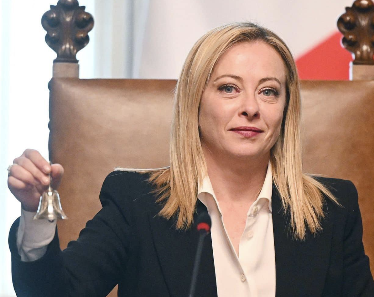 義大利總理梅洛尼把沈船責任歸咎於人蛇集團向非法移民承諾提供「安全旅程」獲利。（翻攝Giorgia Meloni推特）