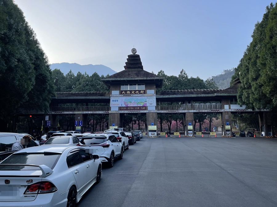 有人分享一早九族文化村排隊車潮的盛況，引起網友們驚呼（翻攝自爆廢公社）