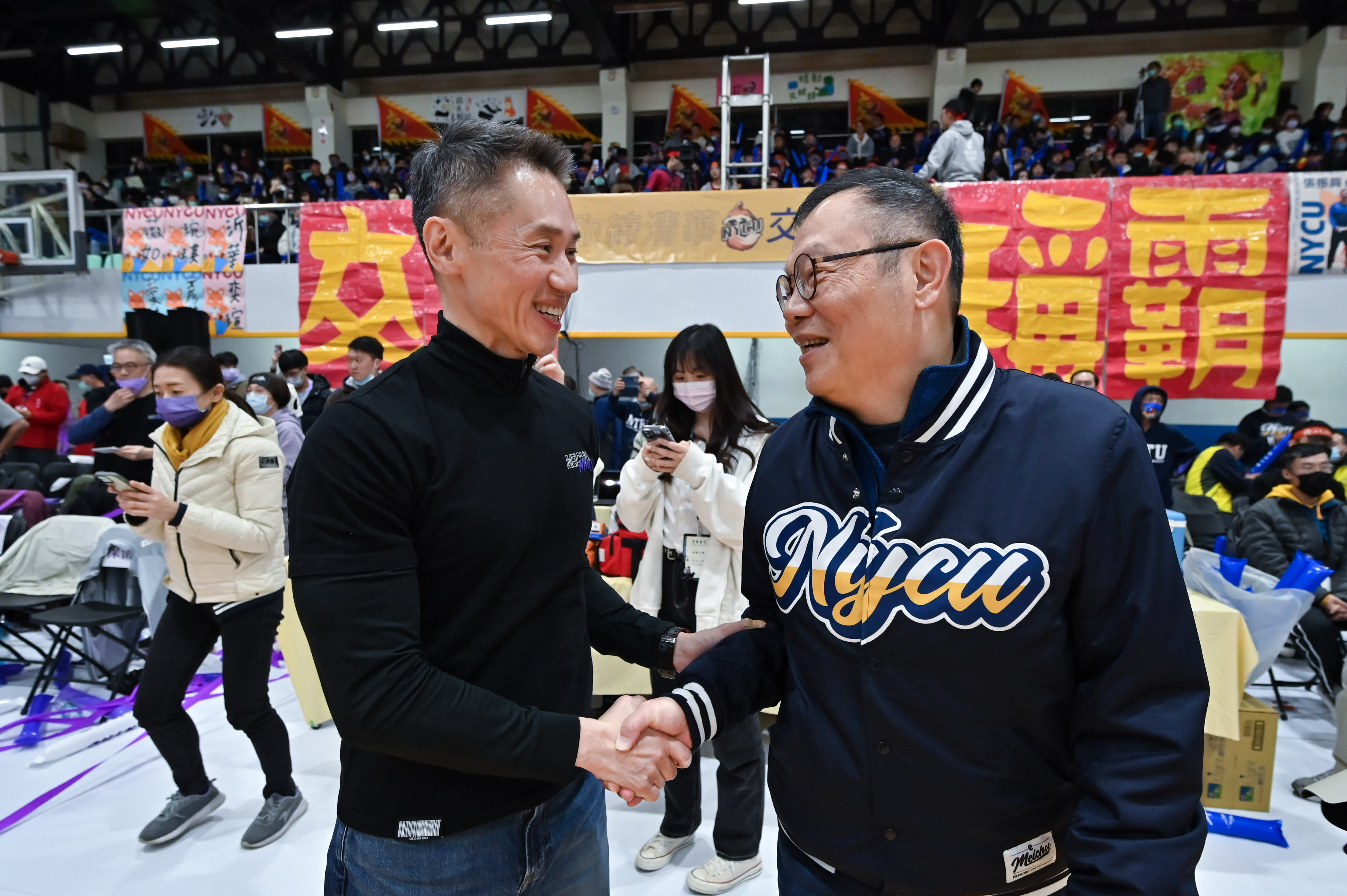 賽後清華大學校長高為元（左）向陽明交大校長林奇宏握手致意。（清華大學提供）