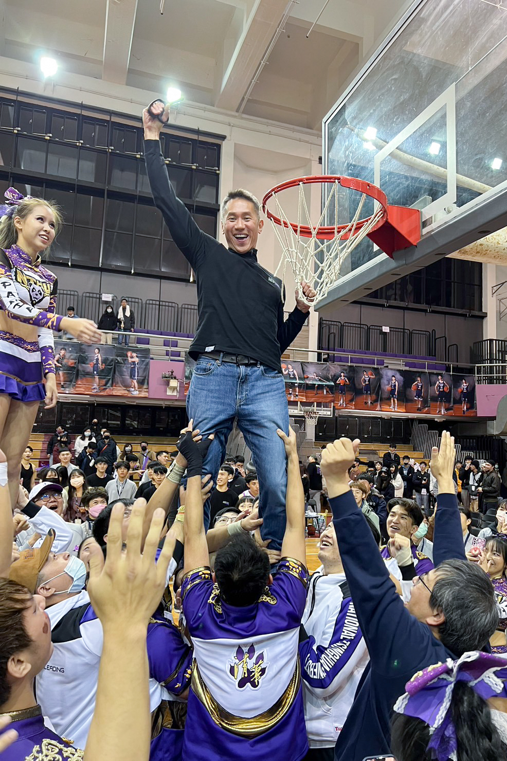 清華大學啦啦隊舉起校長高為元剪網，慶祝男籃勝利。（清華大學提供）