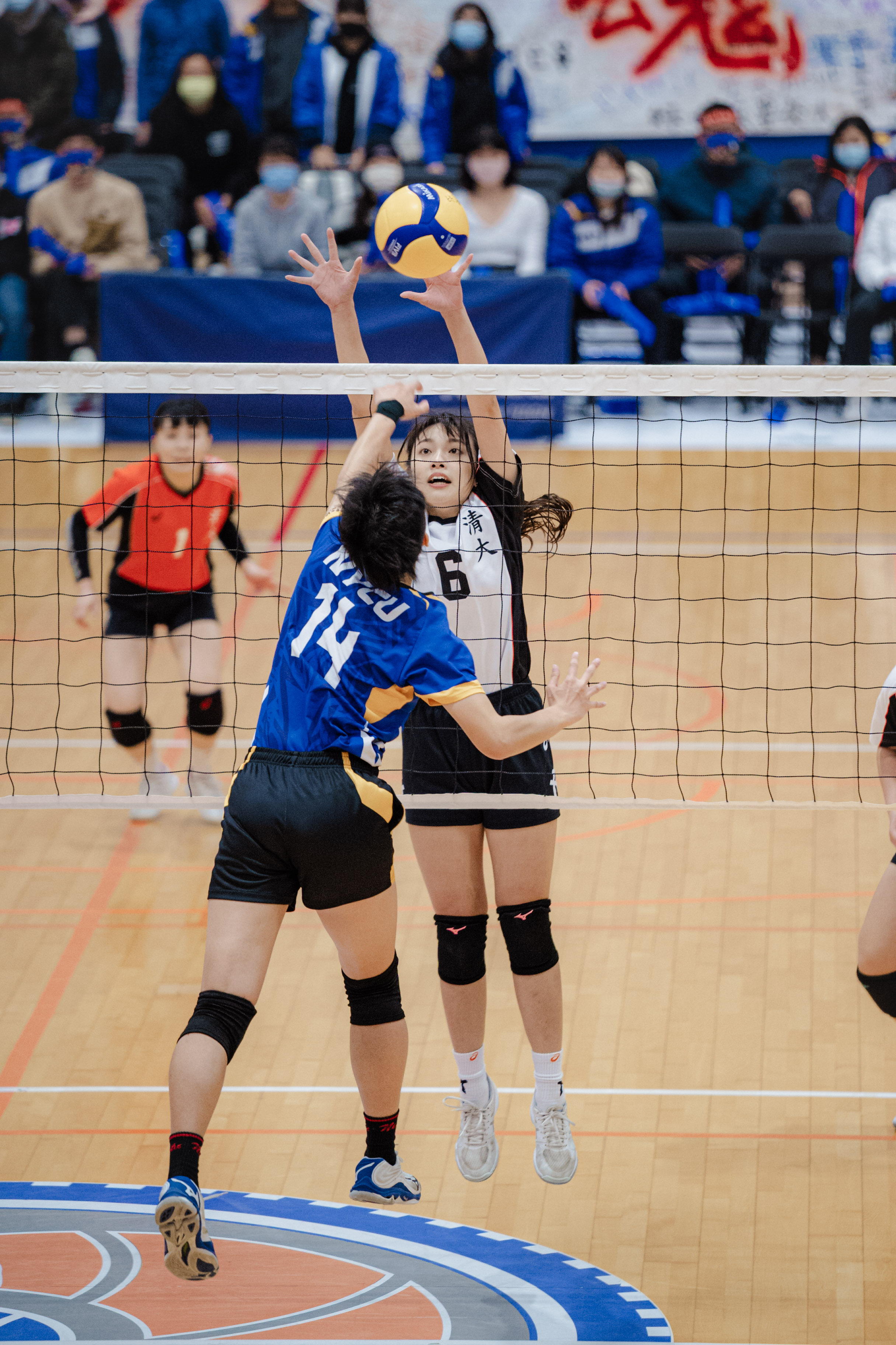清華大學女排6號馮渝攔網。（清華大學提供）