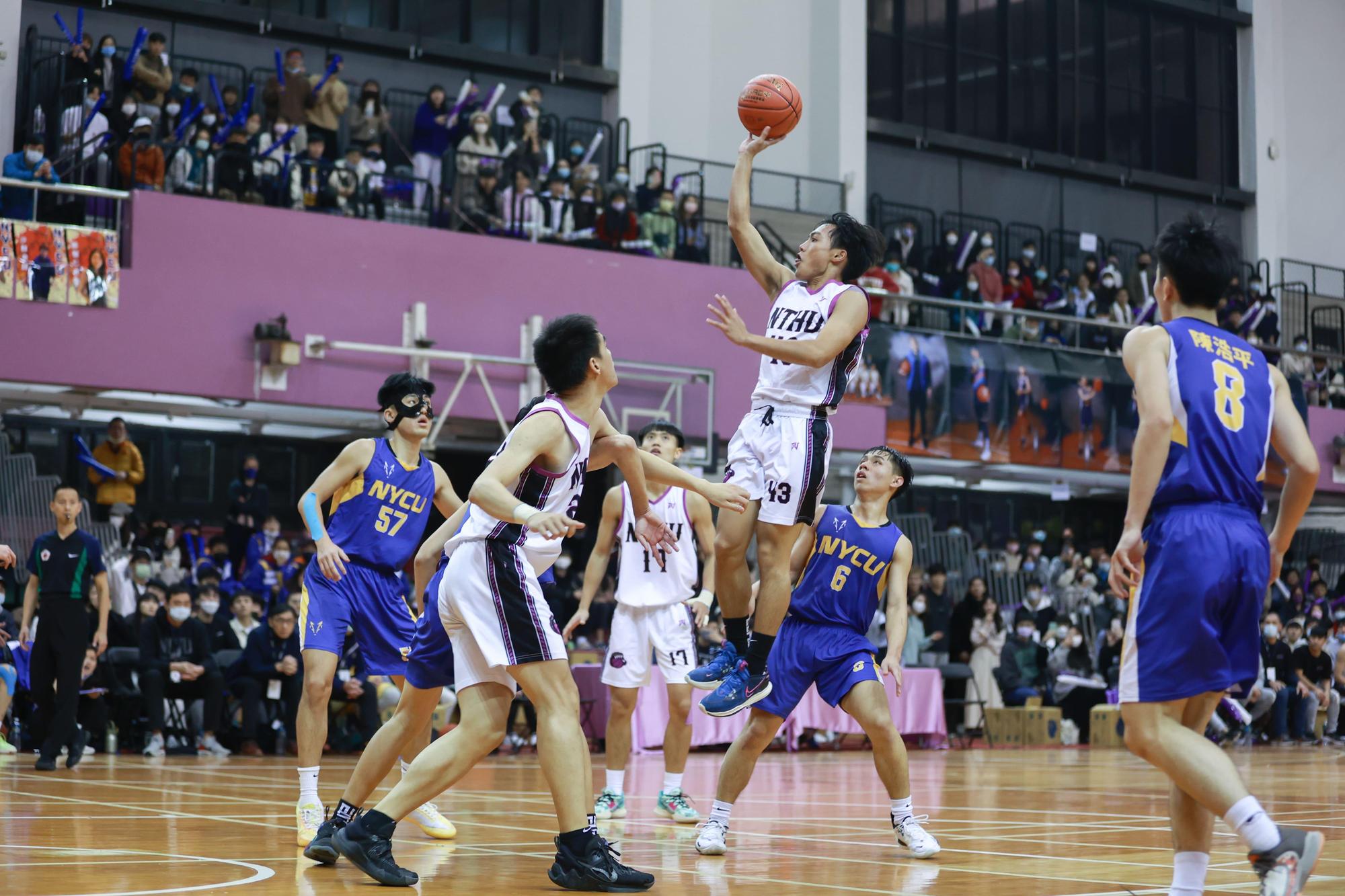 清華大學男籃43號邱亮切入拋投。(清華大學提供)