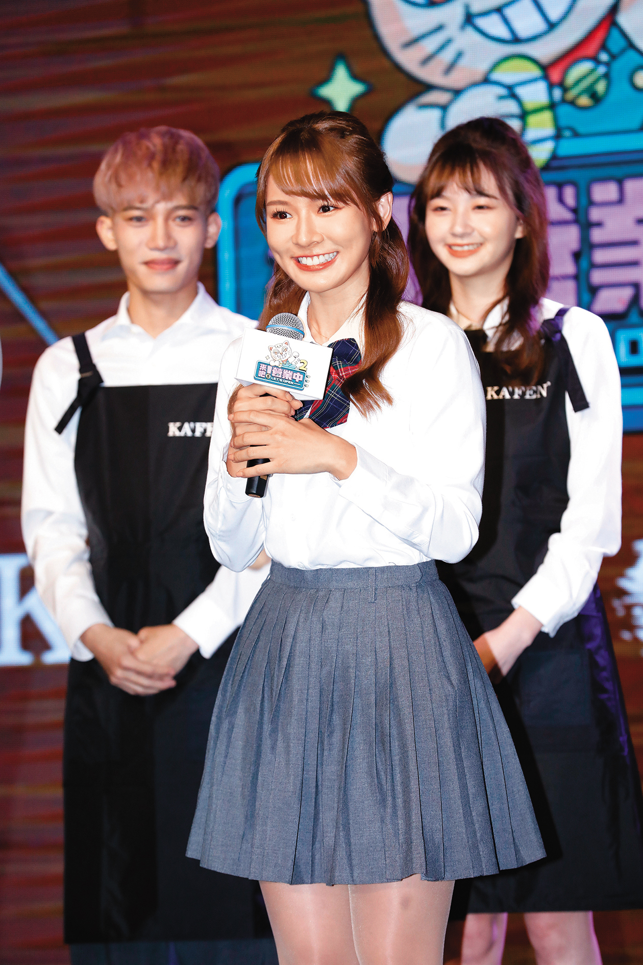 林莎（中）在TVBS《來吧！營業中2》擔任酒水助理一職。