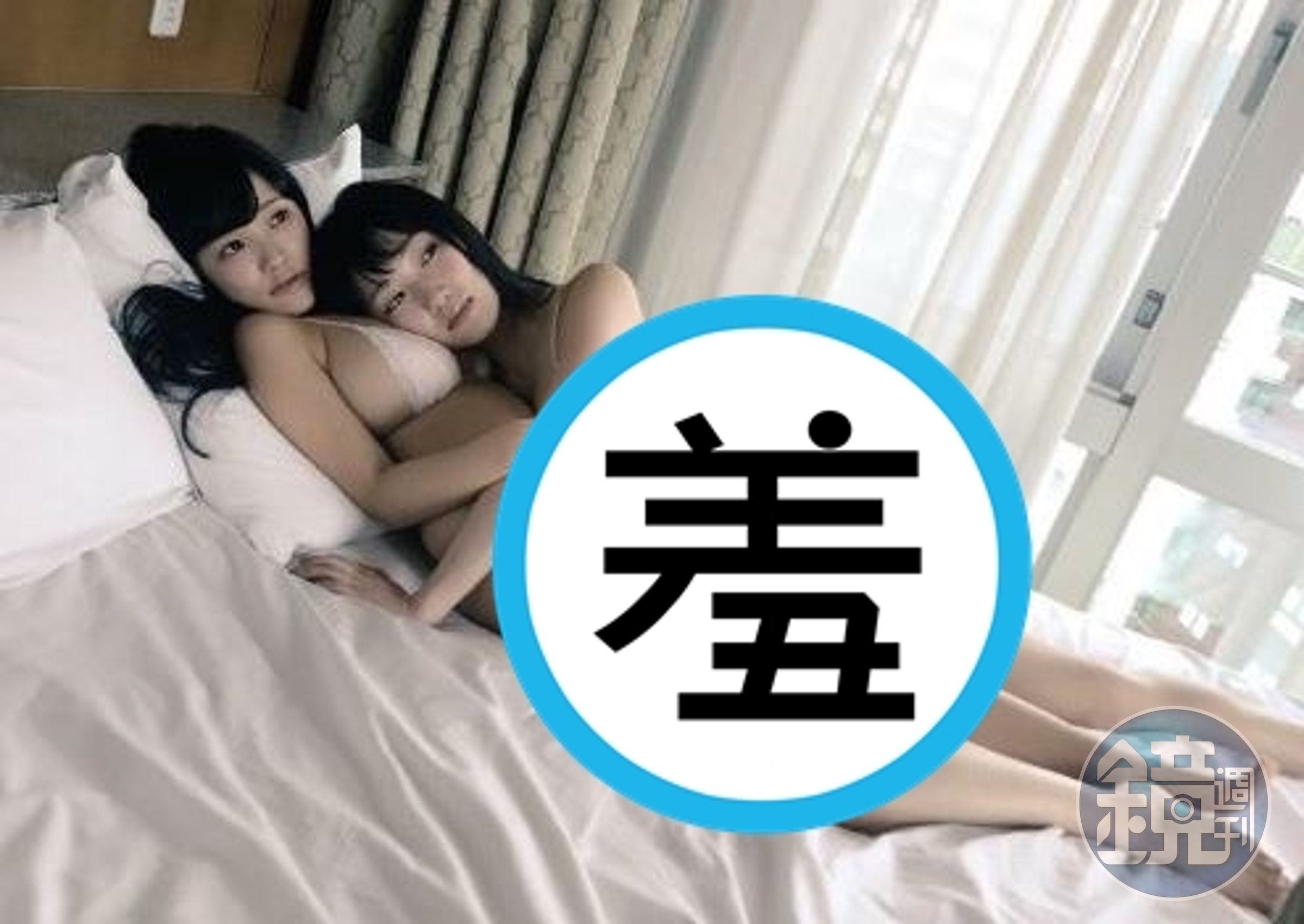 黑田絢子把天木純的胸部當枕頭。(翻攝自twitter)