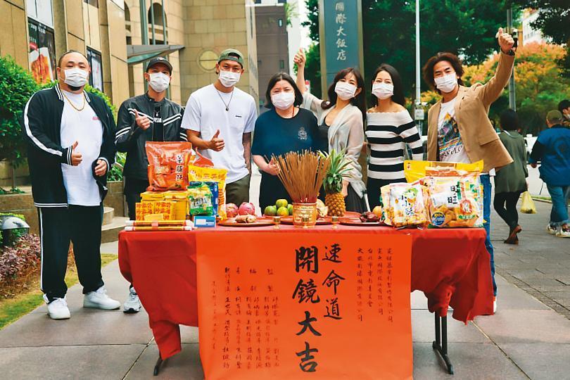 柯有倫（右一）參與演出的愛情電影《速命道》，將於2023年上映。（寬銀幕電影製作提供）