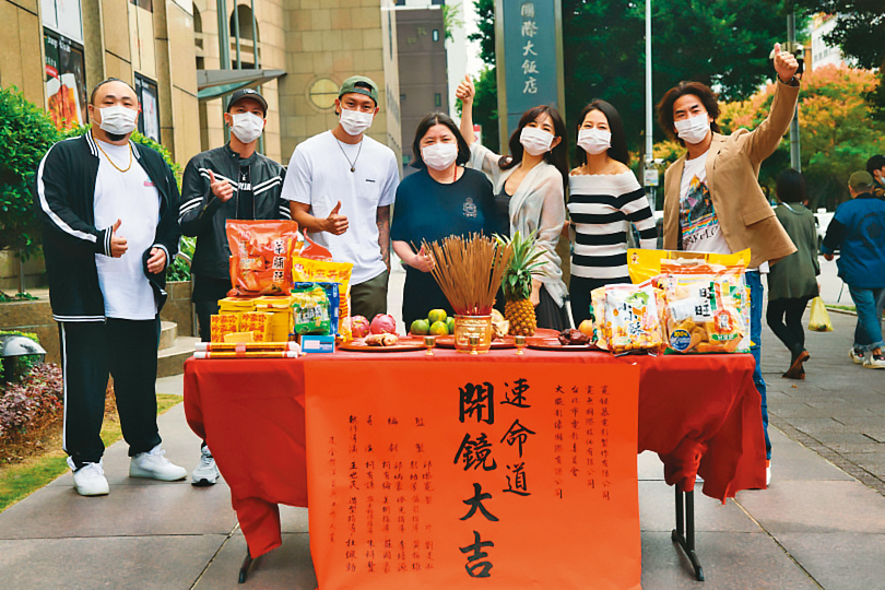 柯有倫（右一）參與演出的愛情電影《速命道》，將於2023年上映。（寬銀幕電影製作提供）