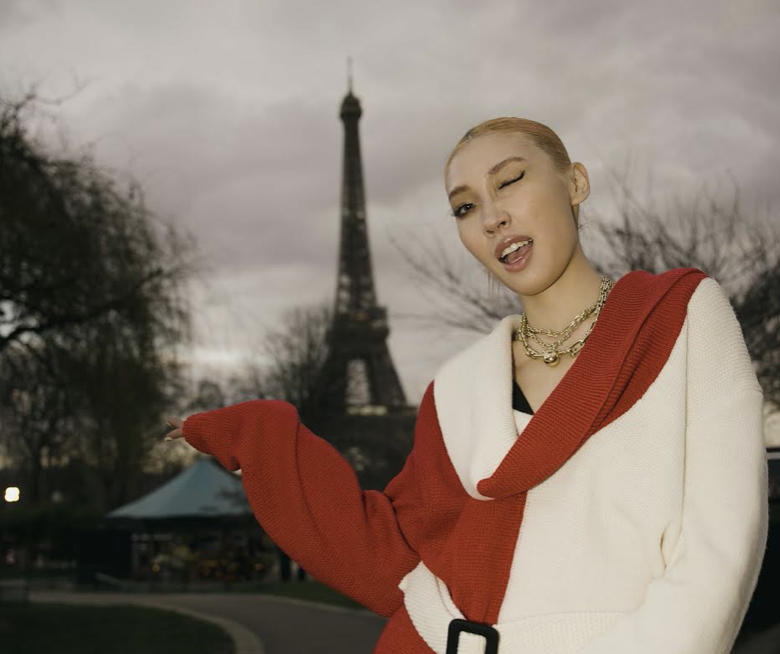 從未到過歐洲的Karencici，因品牌邀請第一次前往巴黎參與時尚盛會。（華研國際提供）