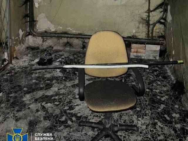 普丁攻佔烏克蘭，虐囚室曝光！電爆生殖器、啞鈴鎖喉酷刑全都來。（翻自《每日星報》）