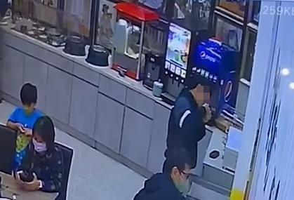 一名韓國高中棒球員在台中餐廳疑似以「公勺」直接食用冰淇淋,引發爭議。(翻攝自店家臉書)