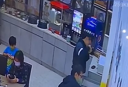 一名韓國高中棒球員在台中餐廳疑似以「公勺」直接食用冰淇淋，引發爭議。（翻攝自店家臉書）