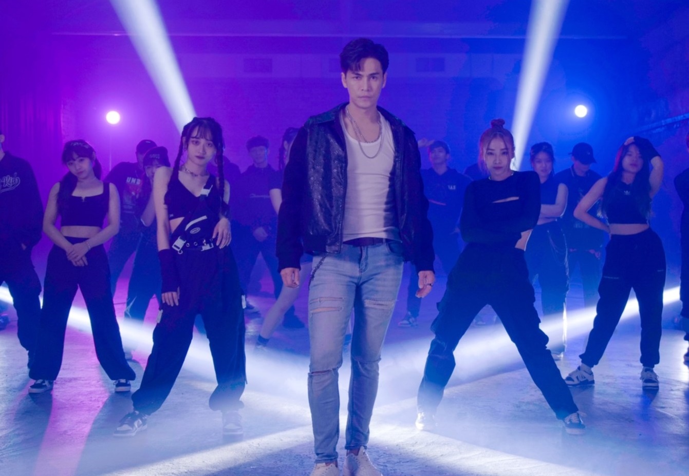 GINO助陣單曲〈有你陪〉，反覆跳舞20多次。（The Punch Production提供）