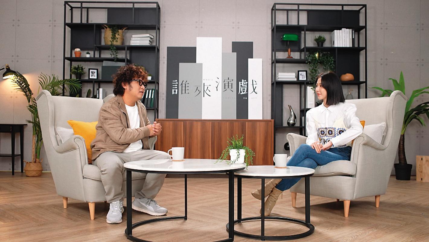 納豆(左)全盛時期手握《誰來演戲》等7節目主持棒,當時還在節目中專訪邵雨薇(右)。(鏡新聞提供)