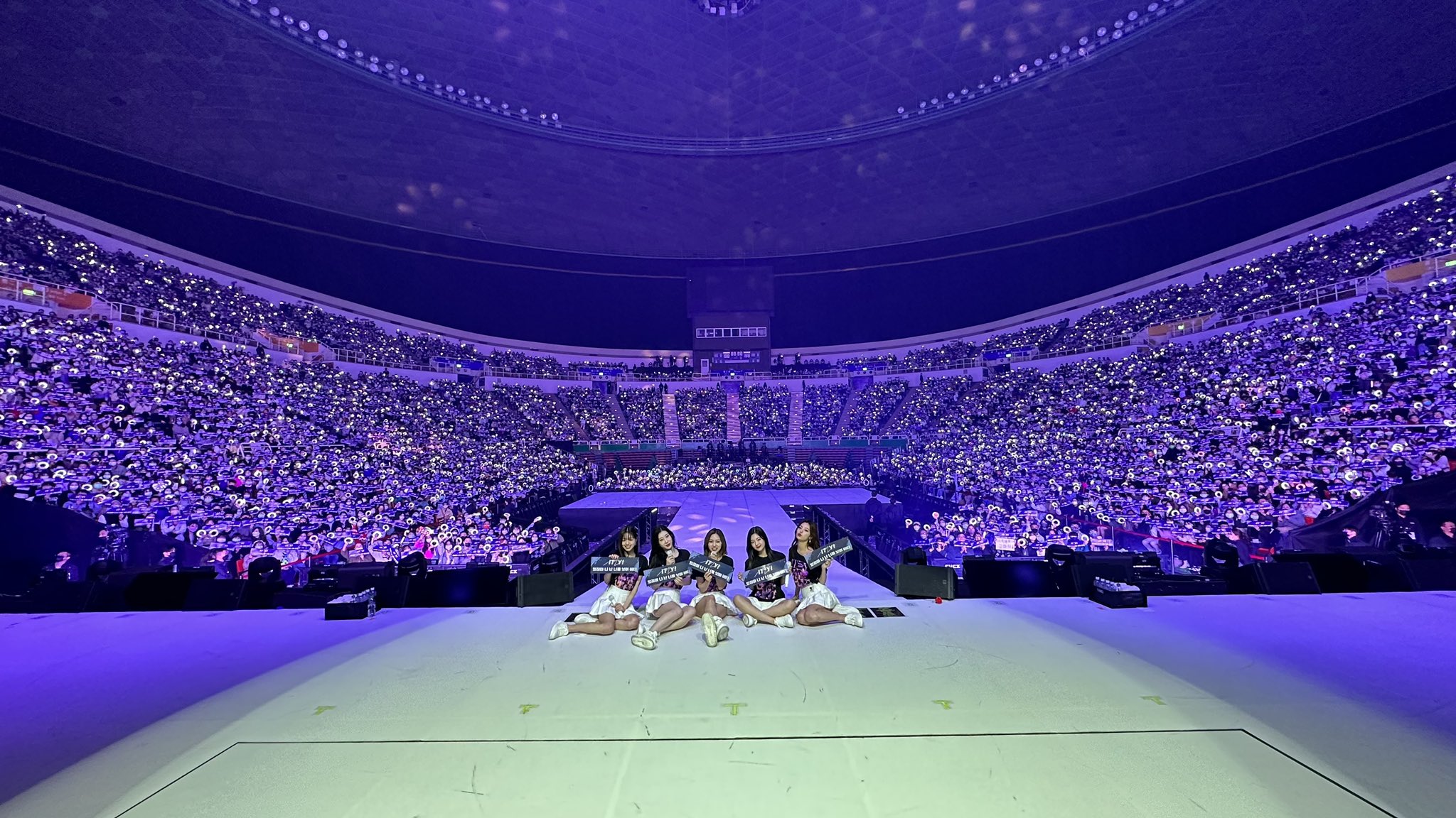 ITZY昨在台舉行演唱會，座無虛席的粉絲熱情應援讓她們超感動。（翻攝ITZY推特）