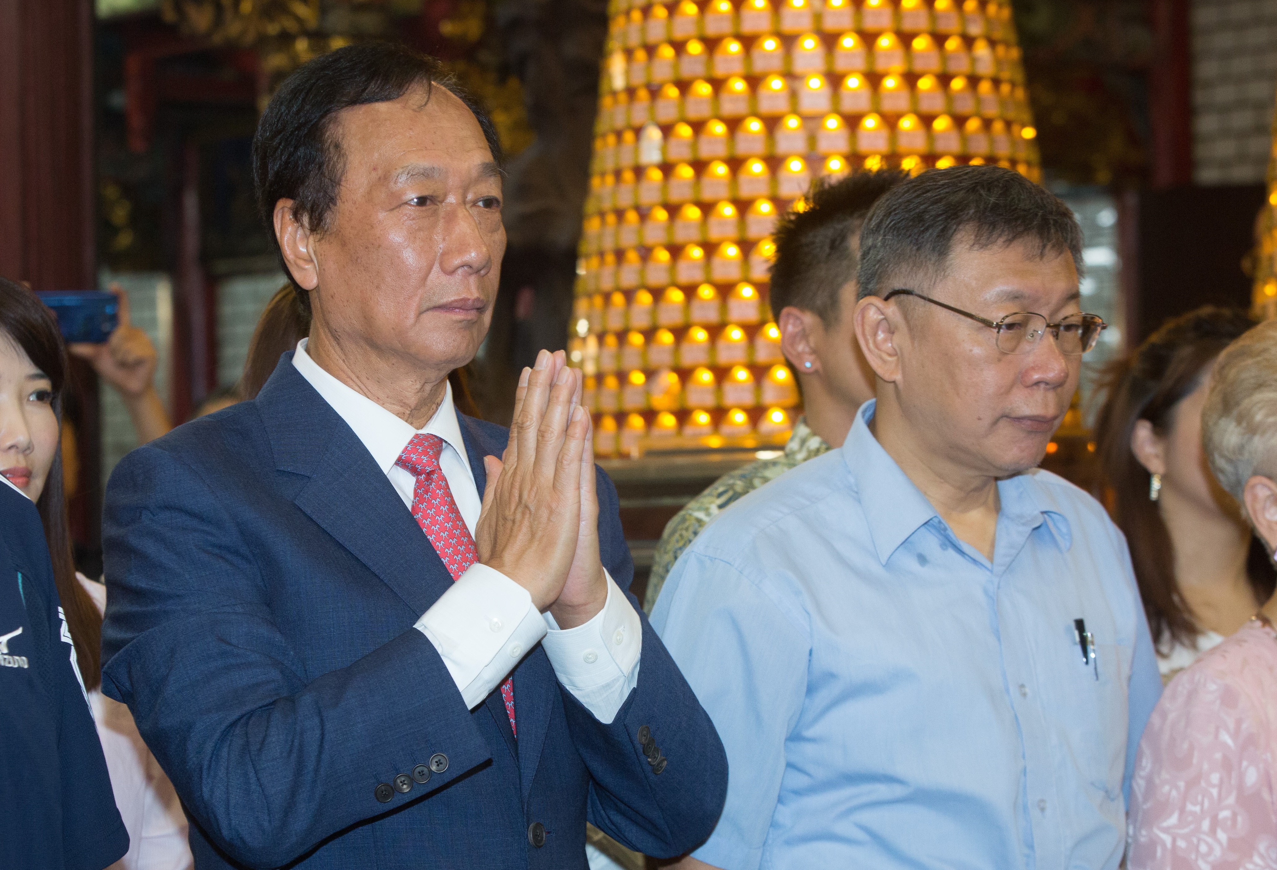 民眾黨歡迎郭台銘（左）與柯文哲（右）合作，藍營認為非綠陣營應好好思考整合，不要讓選戰變成三腳督。（本刊資料照）