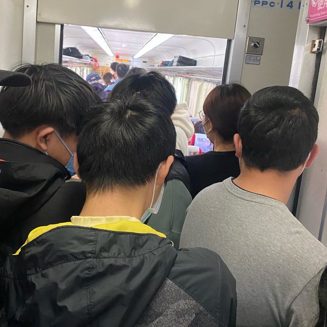 網友分享自己買了自強號座位，人卻多到連車廂都擠不進去。（翻攝自PTT）