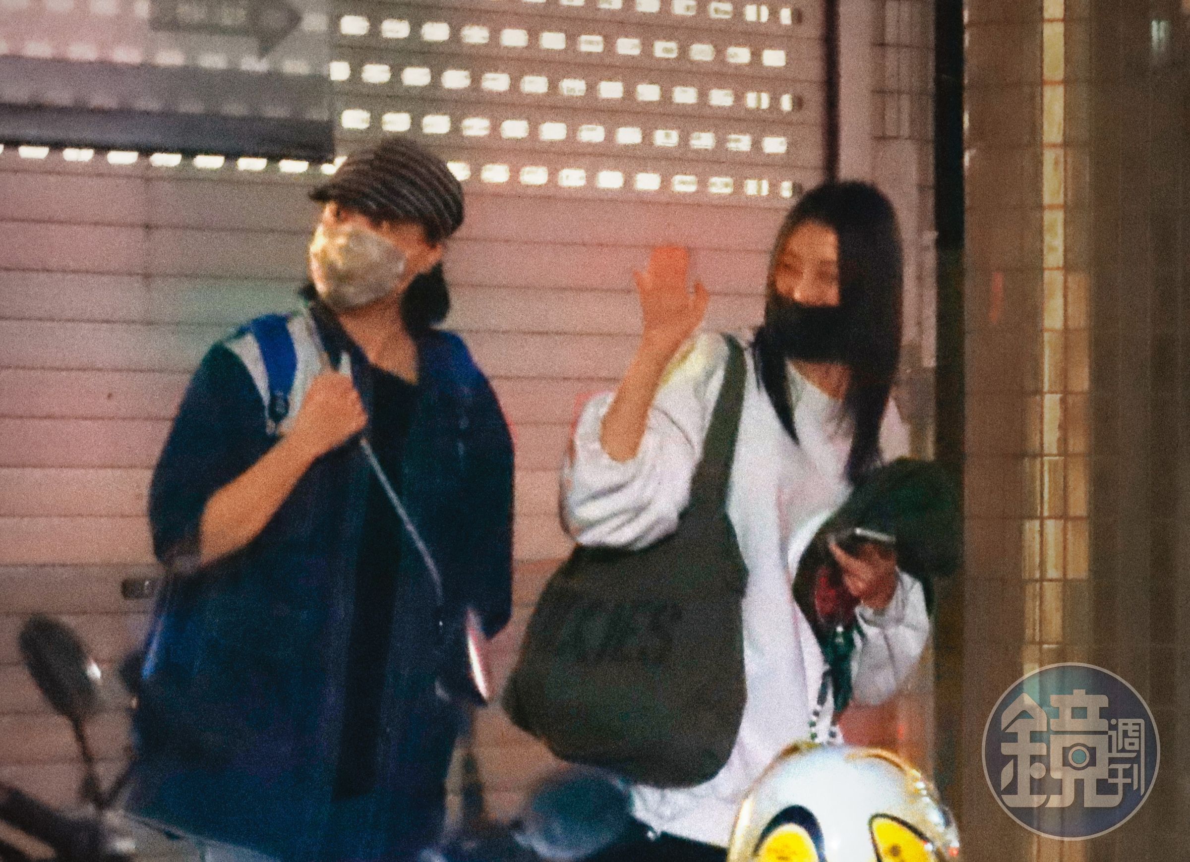 日前本刊直擊謝欣穎工作結束，笑咪咪地與友人揮手道別。