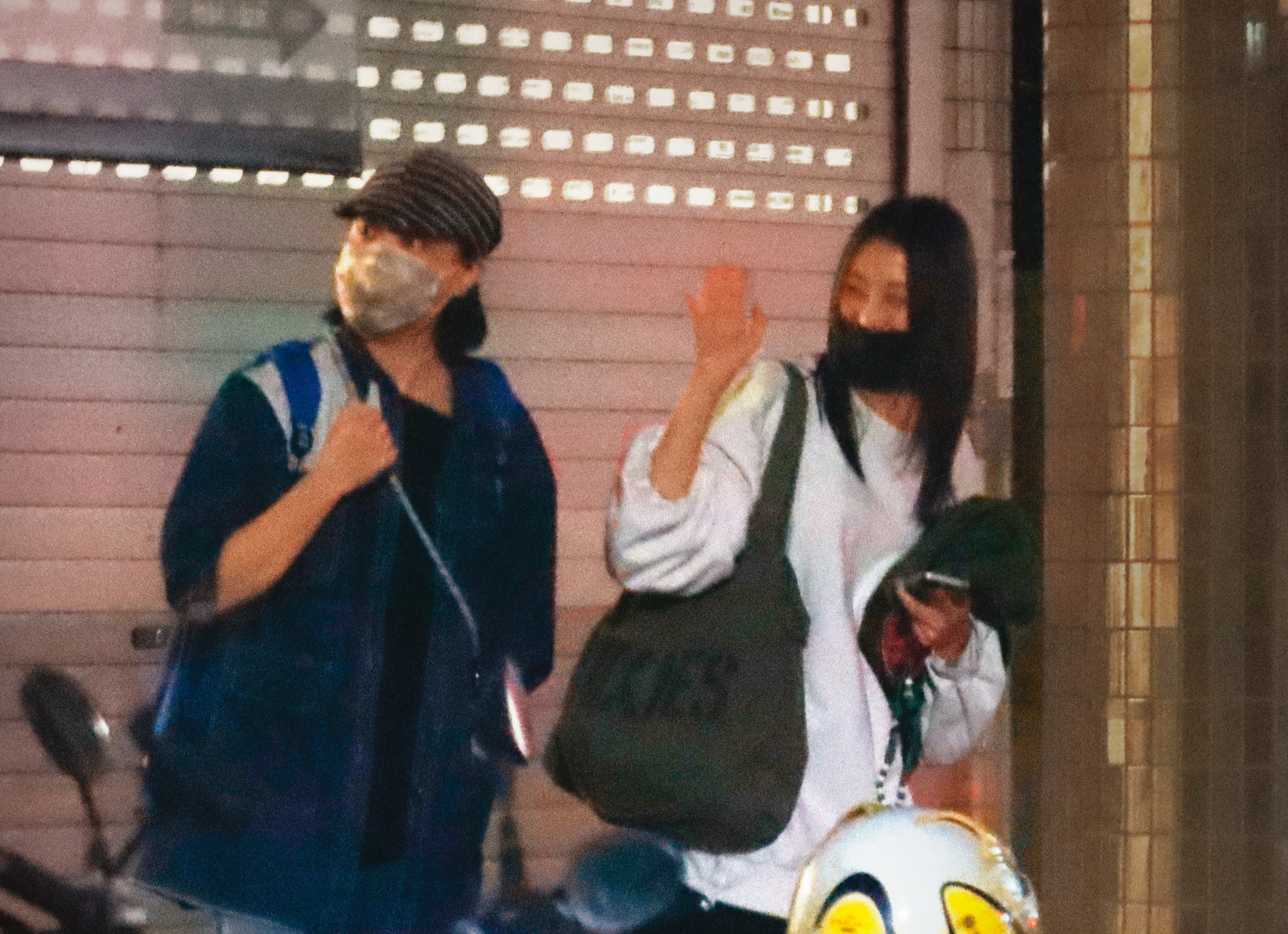 日前本刊直擊謝欣穎工作結束，笑咪咪地與友人揮手道別。