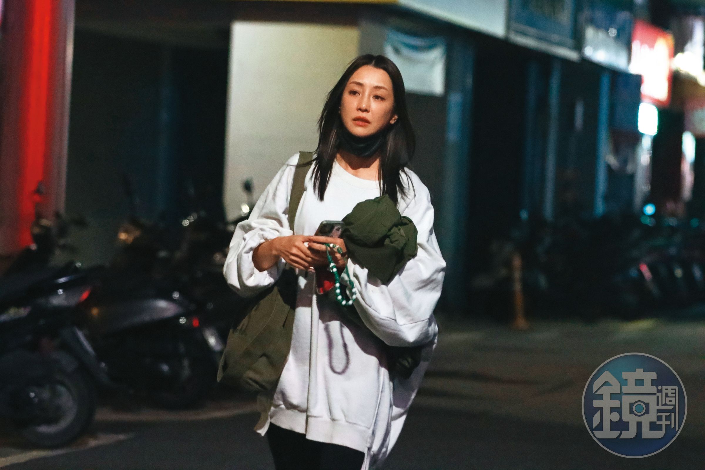 大方走在街上，謝欣穎毫無變裝，私下過得很坦蕩蕩。