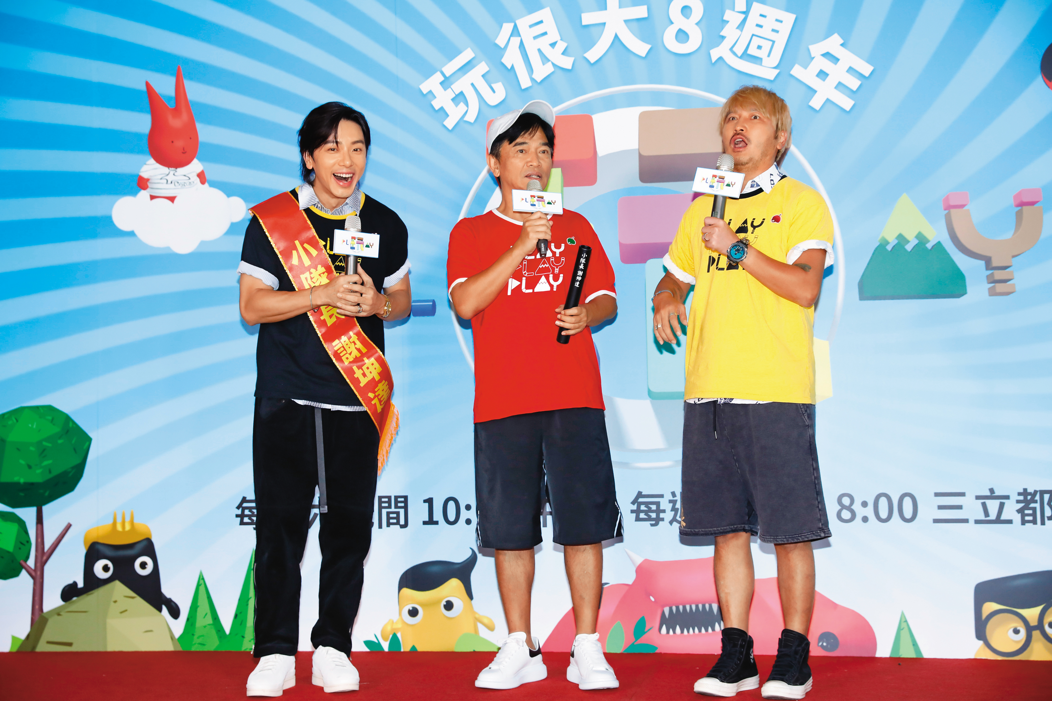 坤達（左）接下《綜藝玩很大》主持棒，事業版圖愈來愈大，從戲劇、電影再橫跨綜藝圈。中為吳宗憲、右為KID。