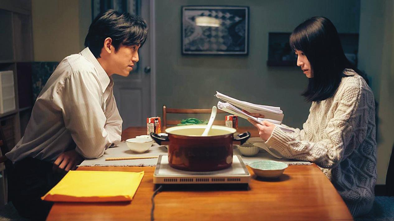 柯佳嬿(右)和吳慷仁(左)合作《模仿犯》即將推出,她下半年還將主演另一新戲。(Netflix提供)
