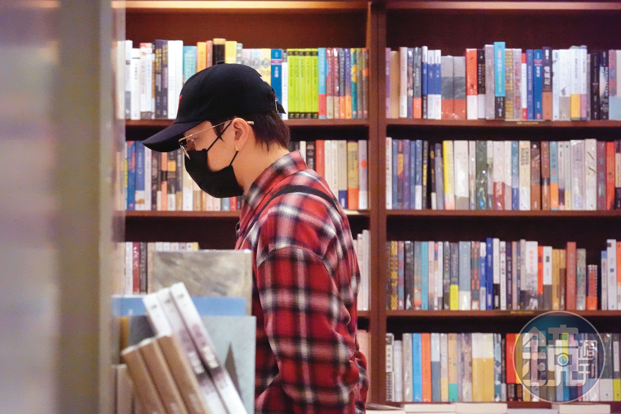 2月19日19:11,坤達和柯佳嬿到了書局,兩人都有讀書的嗜好,因此在那待了2個小時各自選書。
