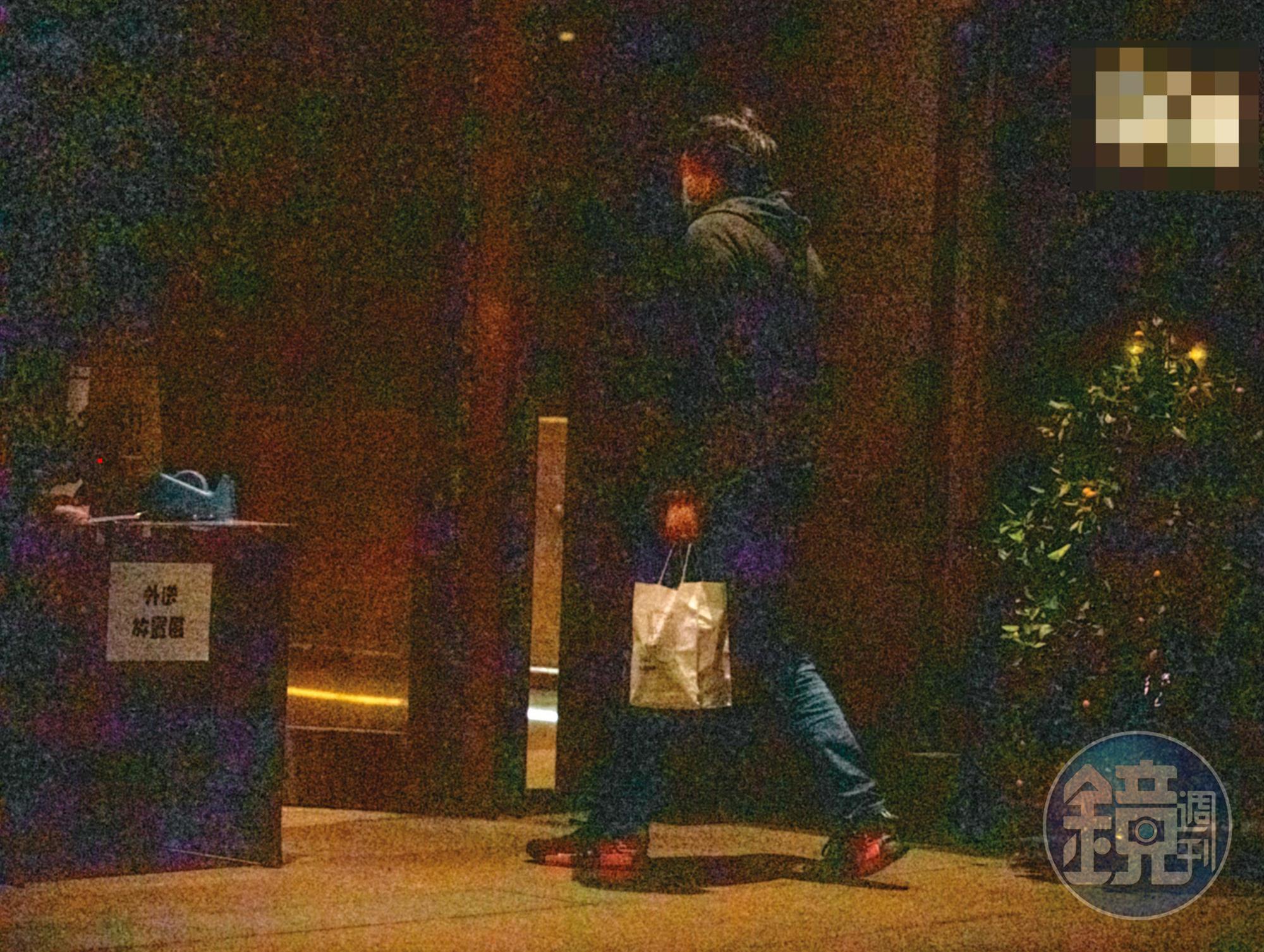 2023.02.14 20:25 徐千晴和吳子文吃完晚餐後,2人一前一後步入吳宅。