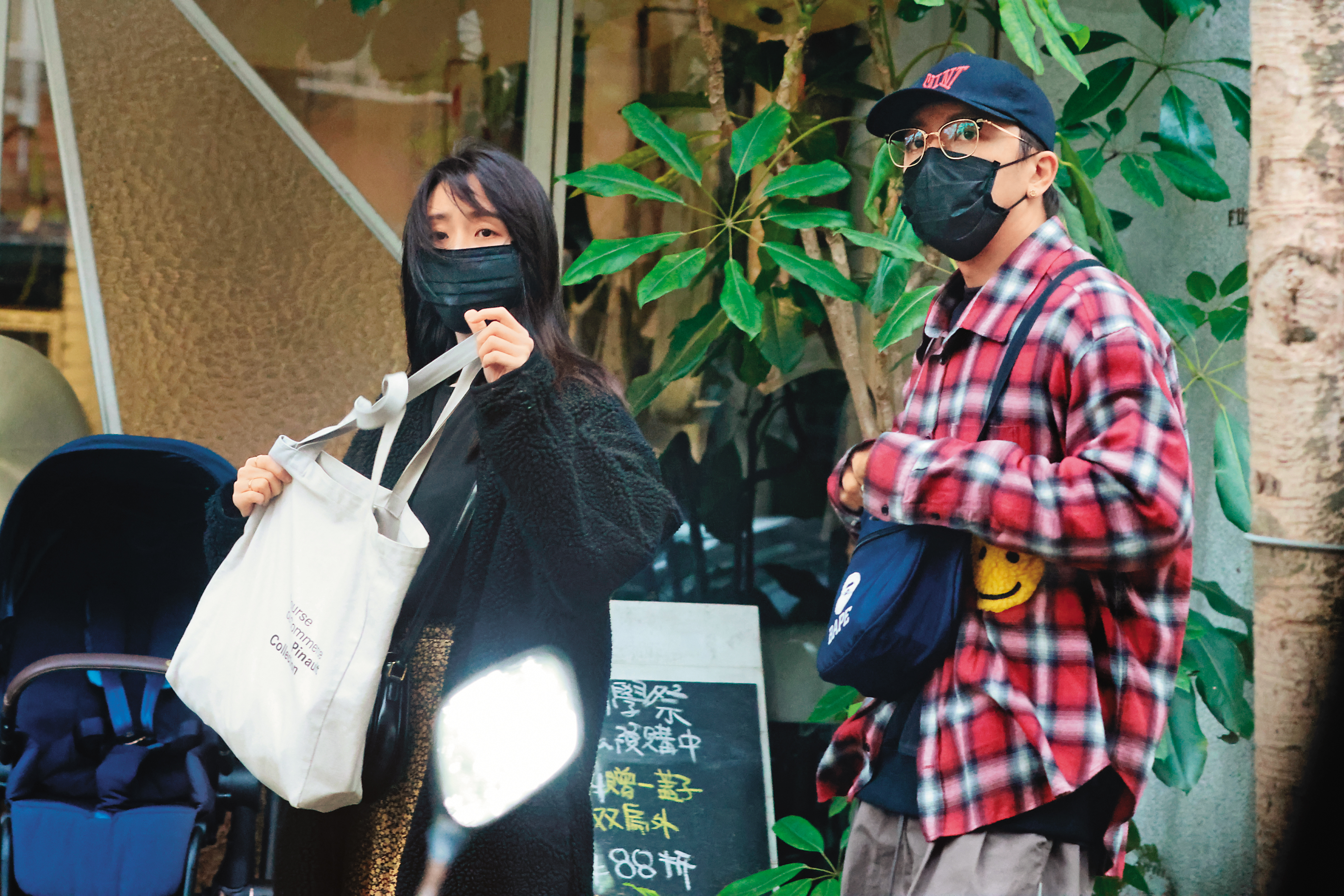 2月19日14：18，坤達（右）最近為外景節目飛不停，難得有空和老婆柯佳嬿（左）一起逛街採買。