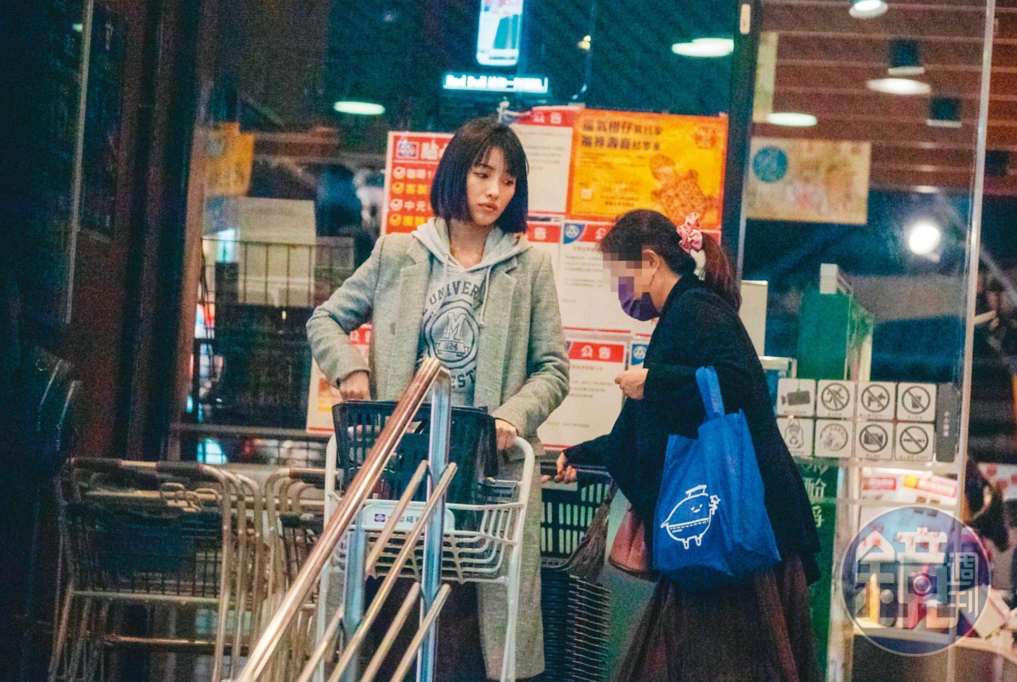 2023.02.09 17:54 本刊直擊，徐千晴前往超市購買食材後直奔吳家，似乎要下廚展現手藝。