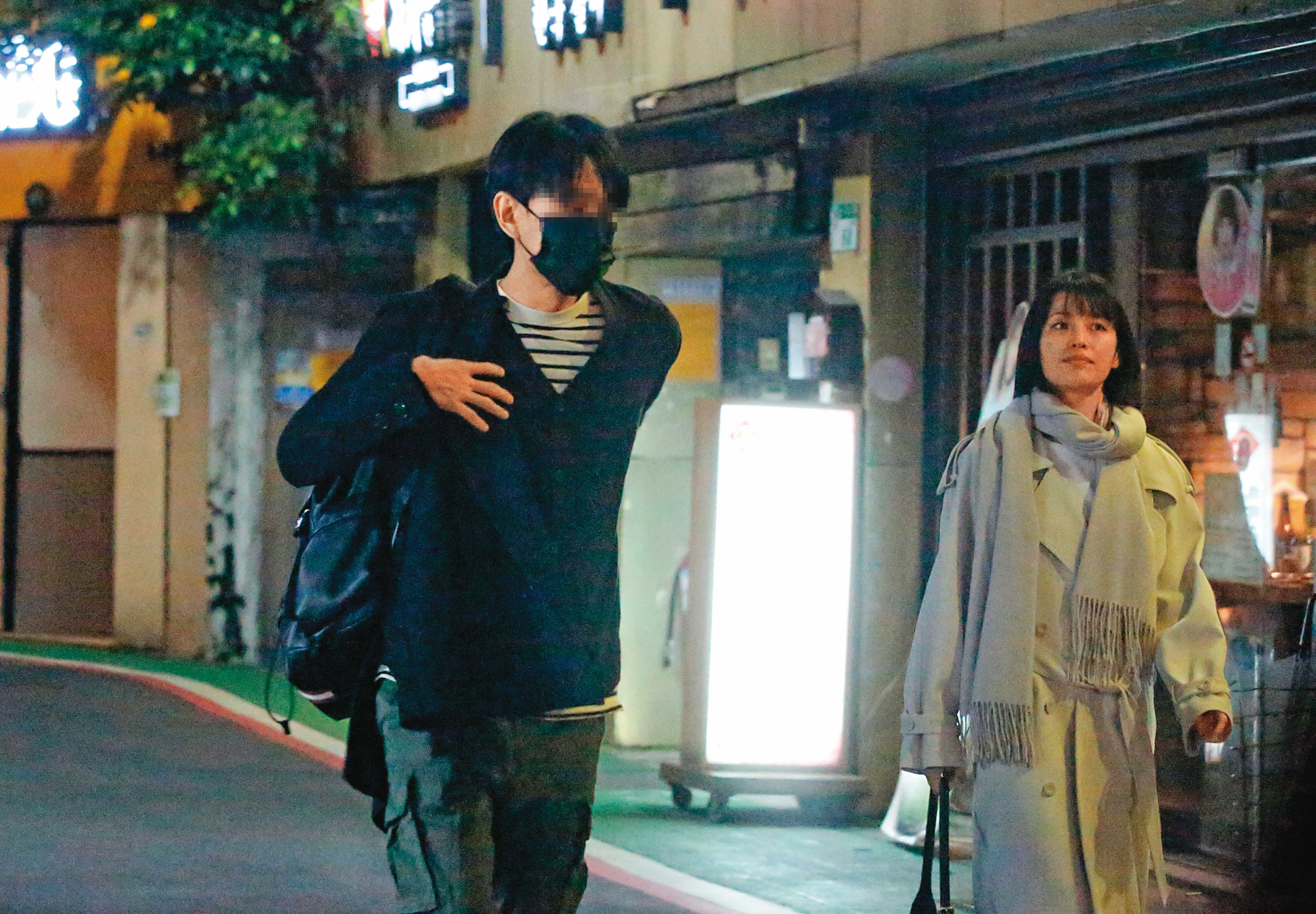 「文青揪餐敘」2023/01/07 22:45 徐千晴(右)與一名文青男(左)相約吃晚餐,2人互動熱絡,看似交情匪淺。