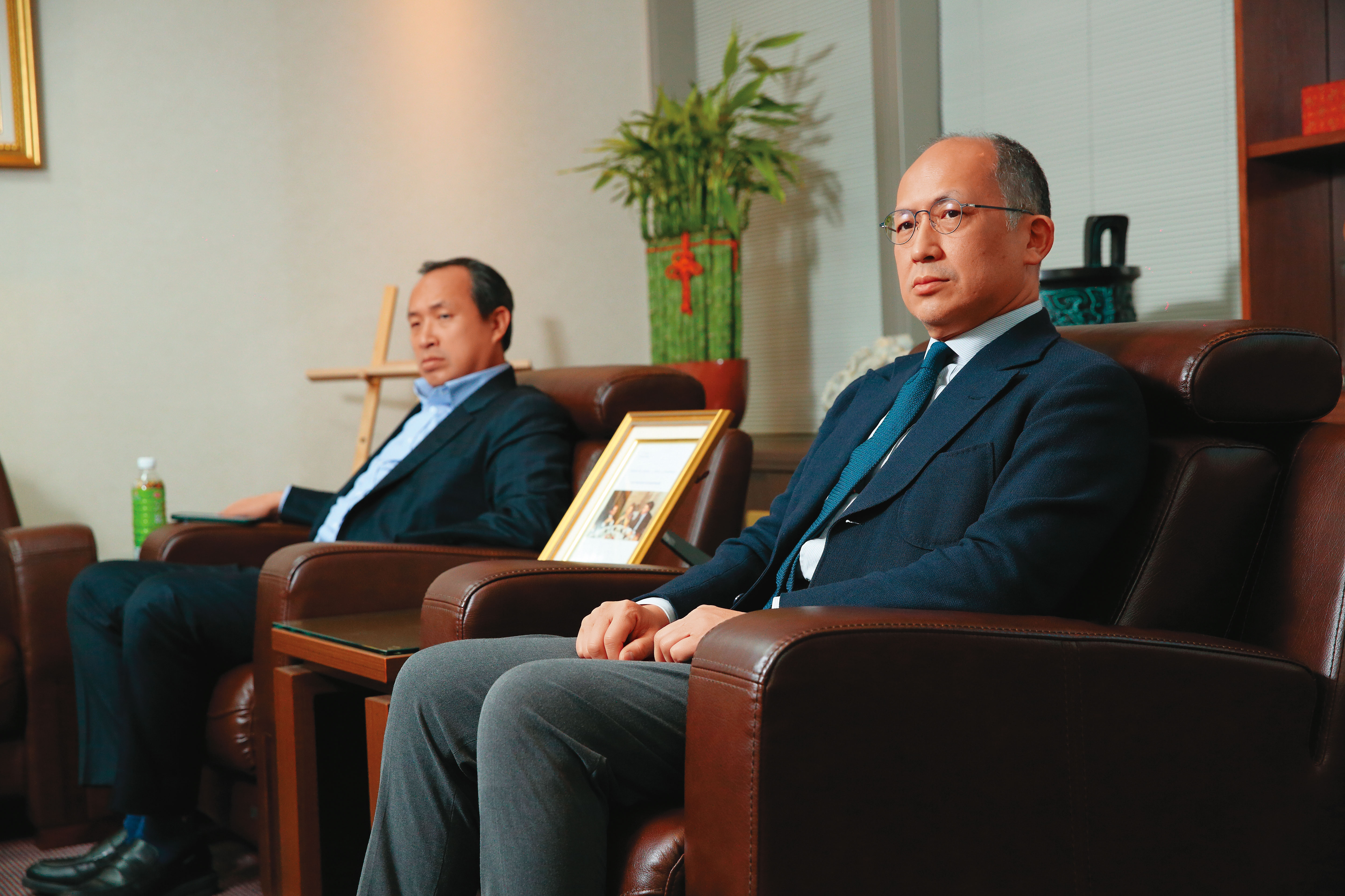 身為國票金董事的耐斯二代陳冠舟（右）受訪時痛批，旺旺蔡家拔掉弟弟陳冠如（左）國票創投董座的人事案，不符公司治理。