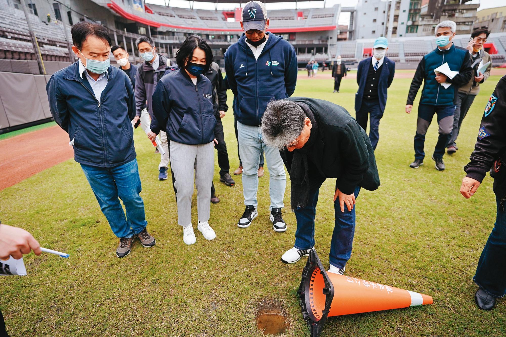 新竹市府已組成棒球場體檢會，日前由副市長蔡麗清任召集人邀集專家勘查。（新竹市政府提供）
