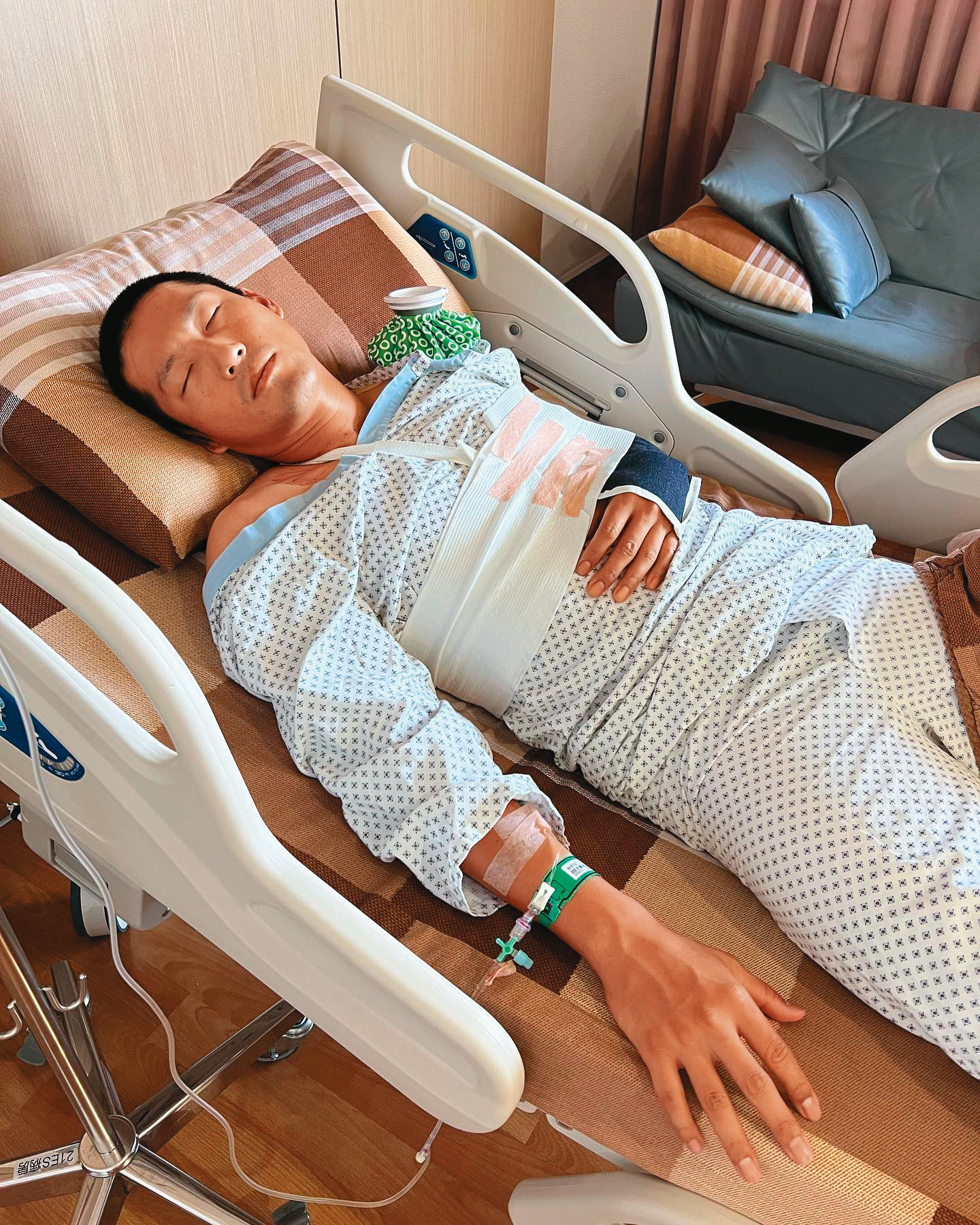 富邦悍將球員林哲瑄去年7月在新竹球場撲接球受傷後開刀休養中。(翻攝林哲瑄臉書)