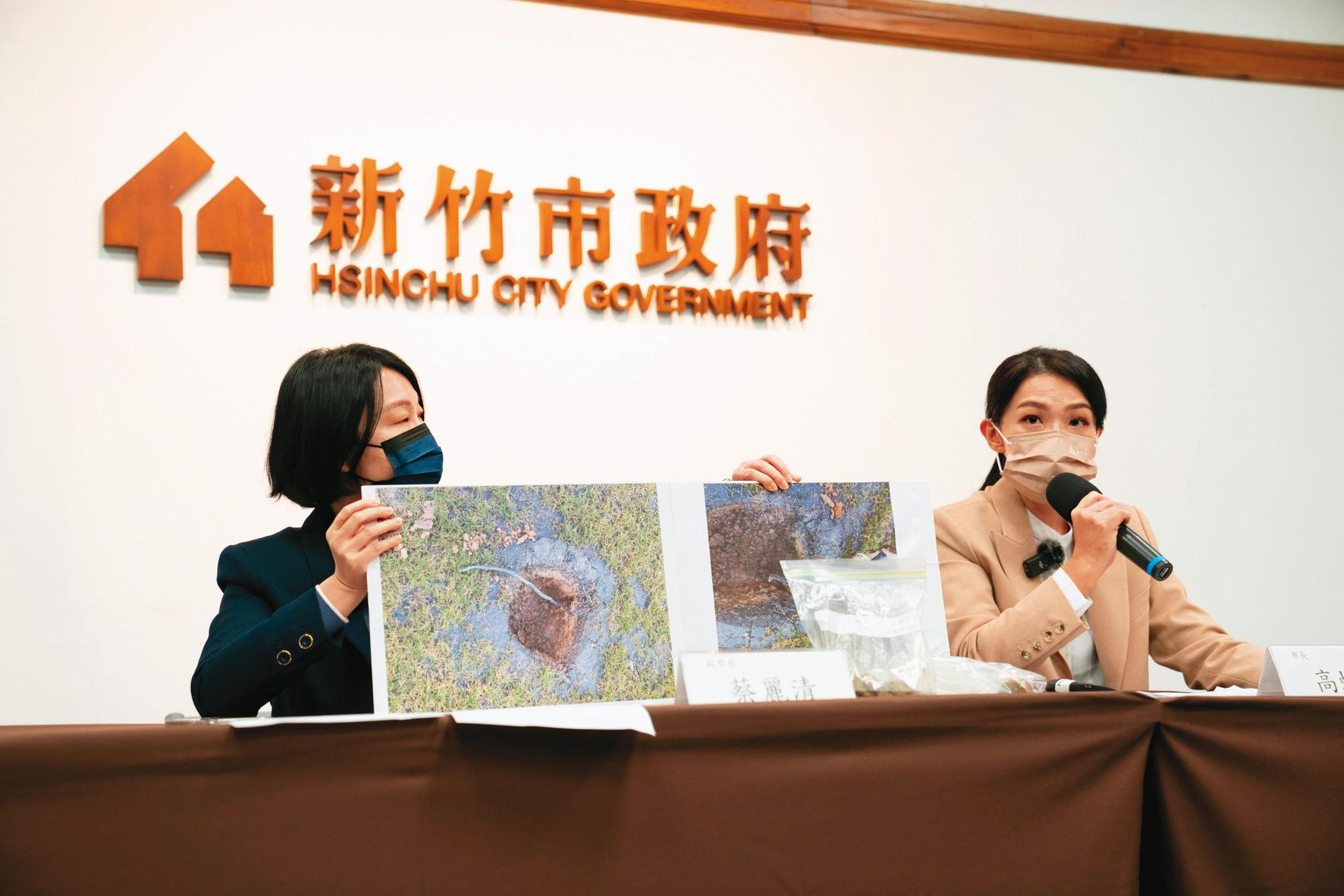 新竹市長高虹安（右）上任後責成副市長蔡麗清成立專案小組體檢及改善新竹球場。（新竹市政府提供）