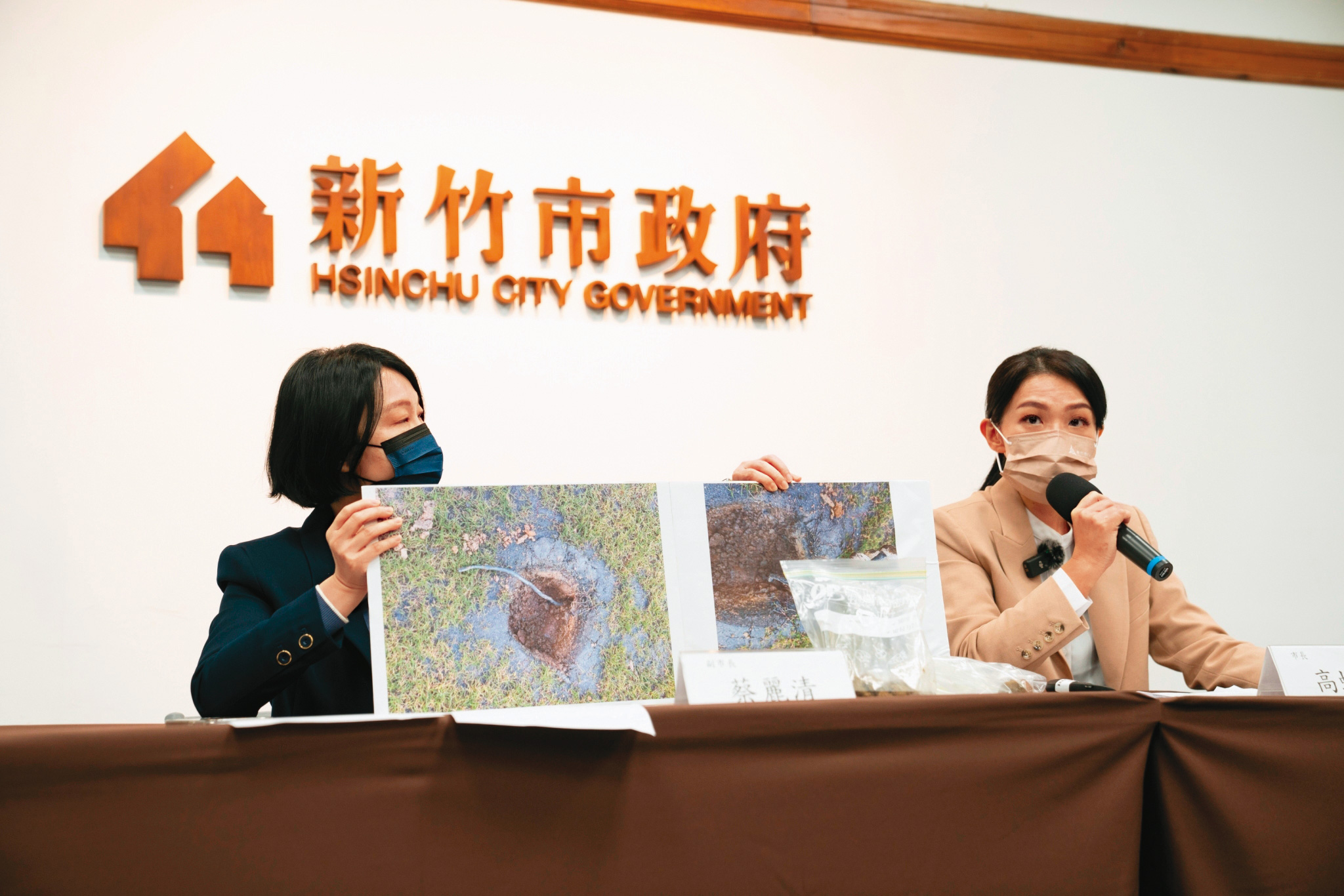 新竹市長高虹安（右）上任後責成副市長蔡麗清成立專案小組體檢及改善新竹球場。（新竹市政府提供）