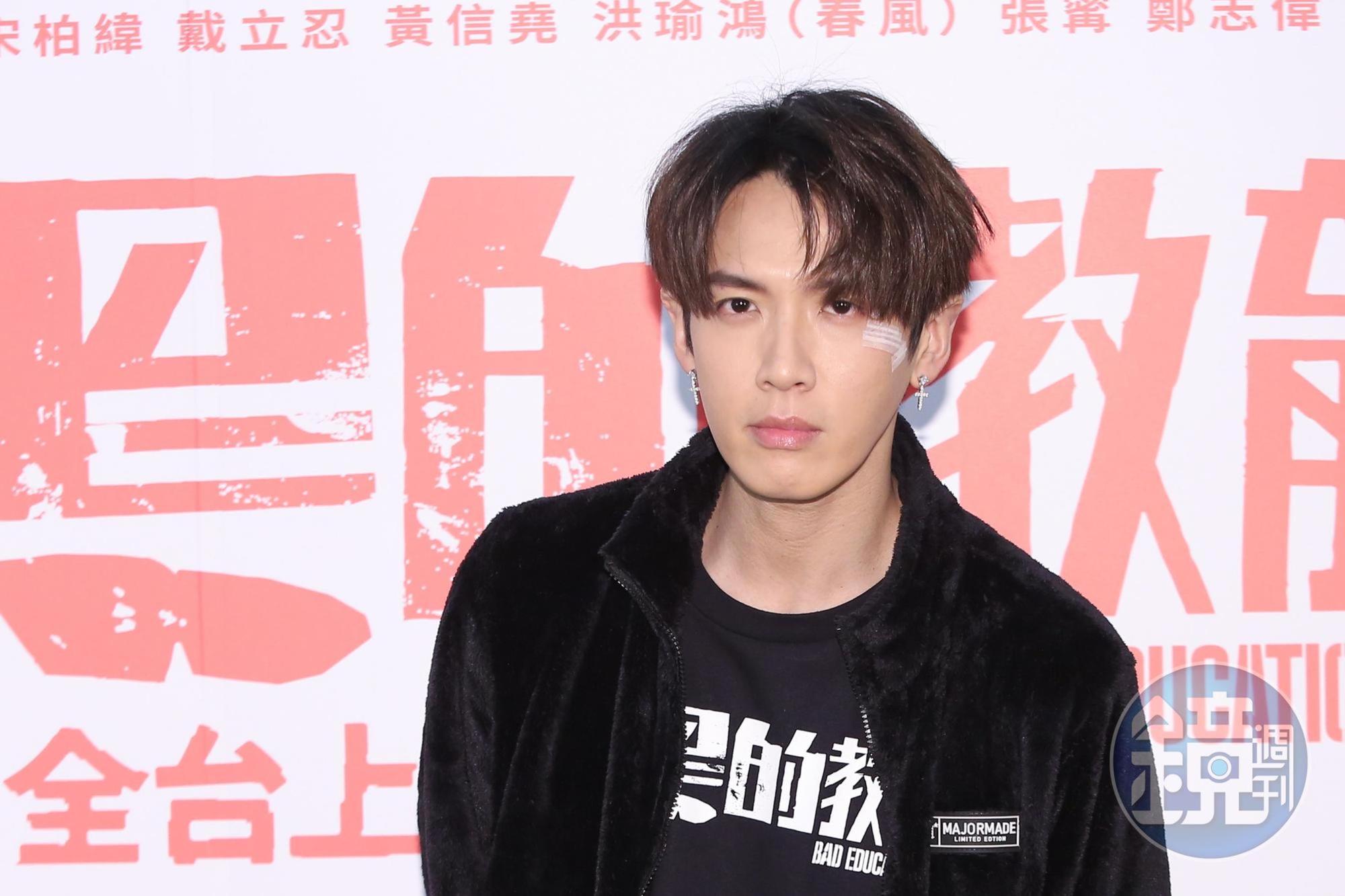柯震東左臉傷勢已經恢復得差不多,但臉上仍貼了美容膠布保護傷口。