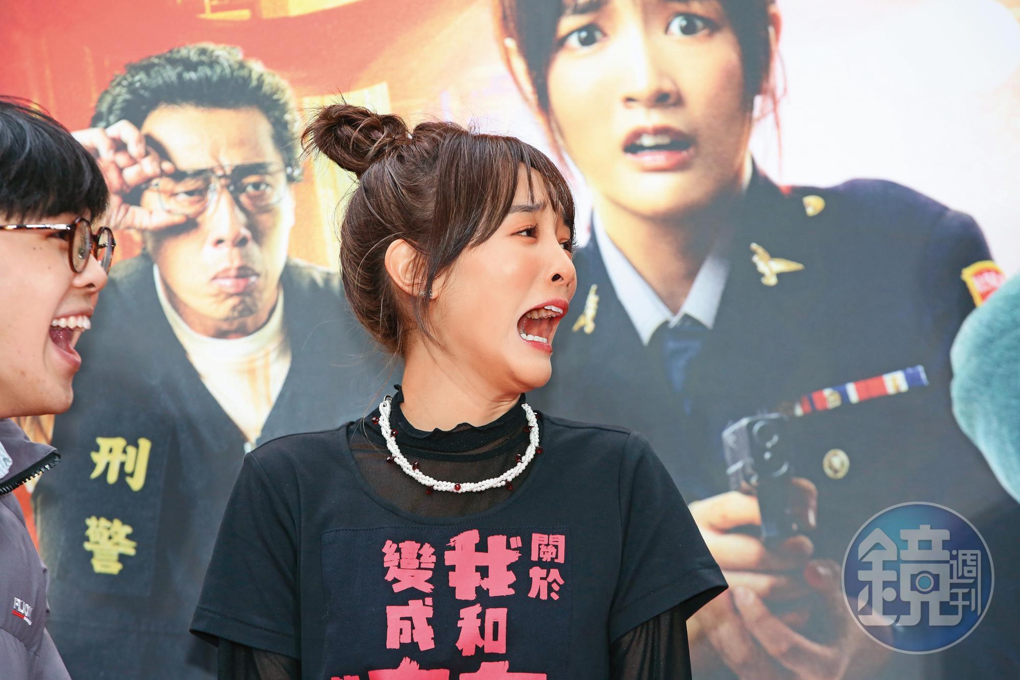 王淨主演的《關於我和鬼變成家人的那件事》票房破億，雙喜臨門之餘被各種花式逼問戀情、猛虧「春天來了」「滿面春風」，看她一臉活見鬼、根本招架不住。