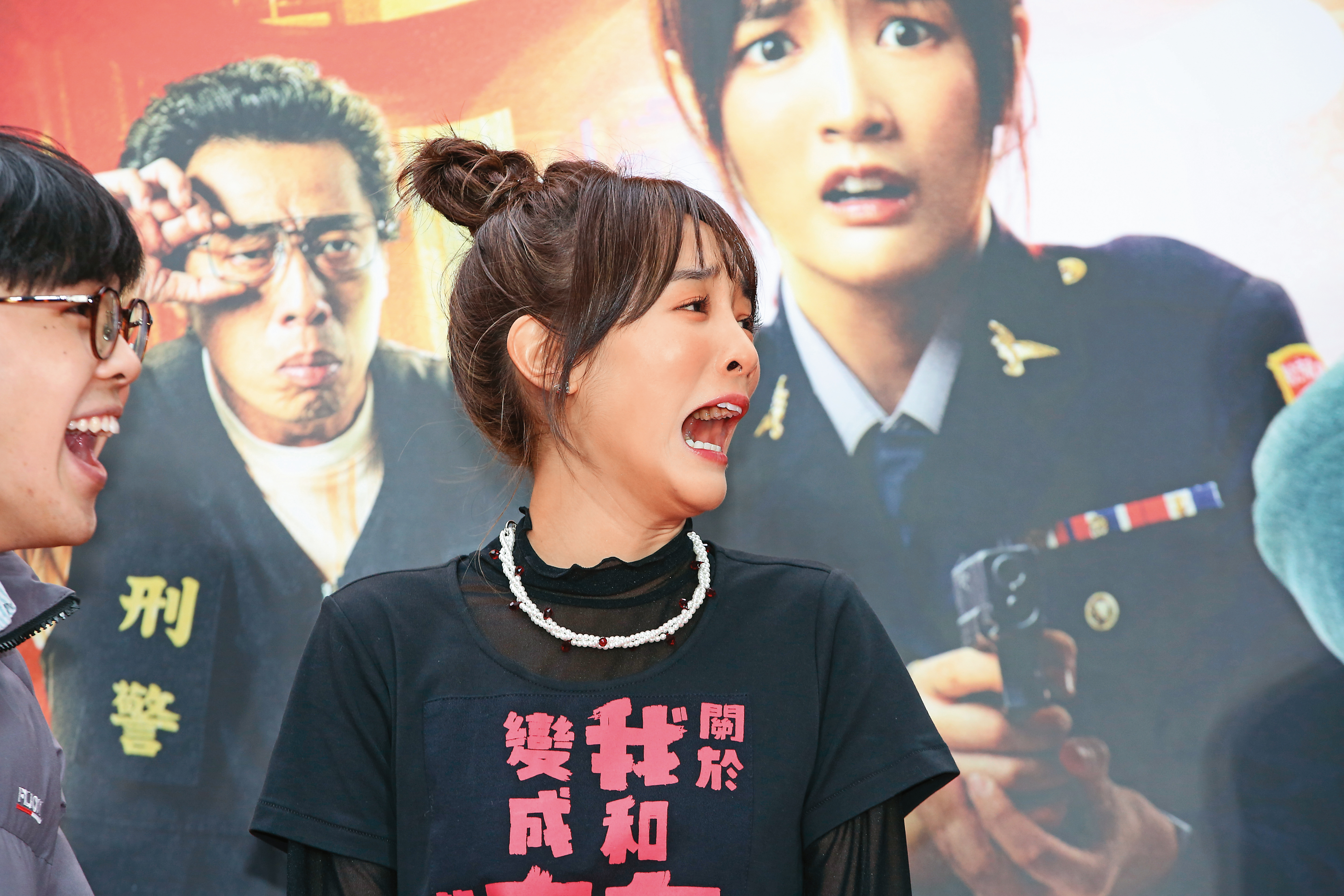 王淨主演的《關於我和鬼變成家人的那件事》票房破億，雙喜臨門之餘被各種花式逼問戀情、猛虧「春天來了」「滿面春風」，看她一臉活見鬼、根本招架不住。