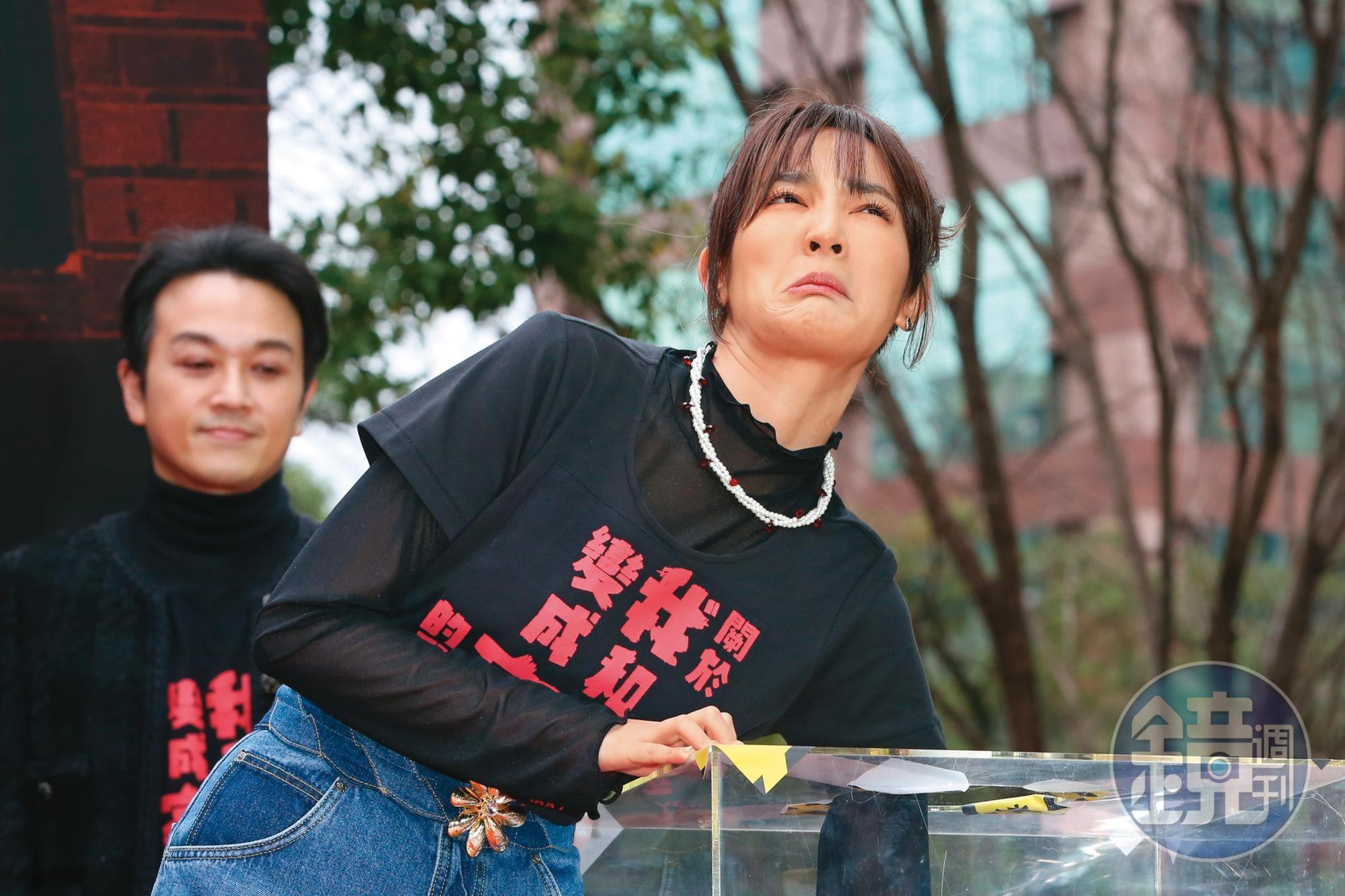 看王淨這猙獰表情…欸人家是在抽獎吶～還以為在玩恐怖箱。（怕.jpg）