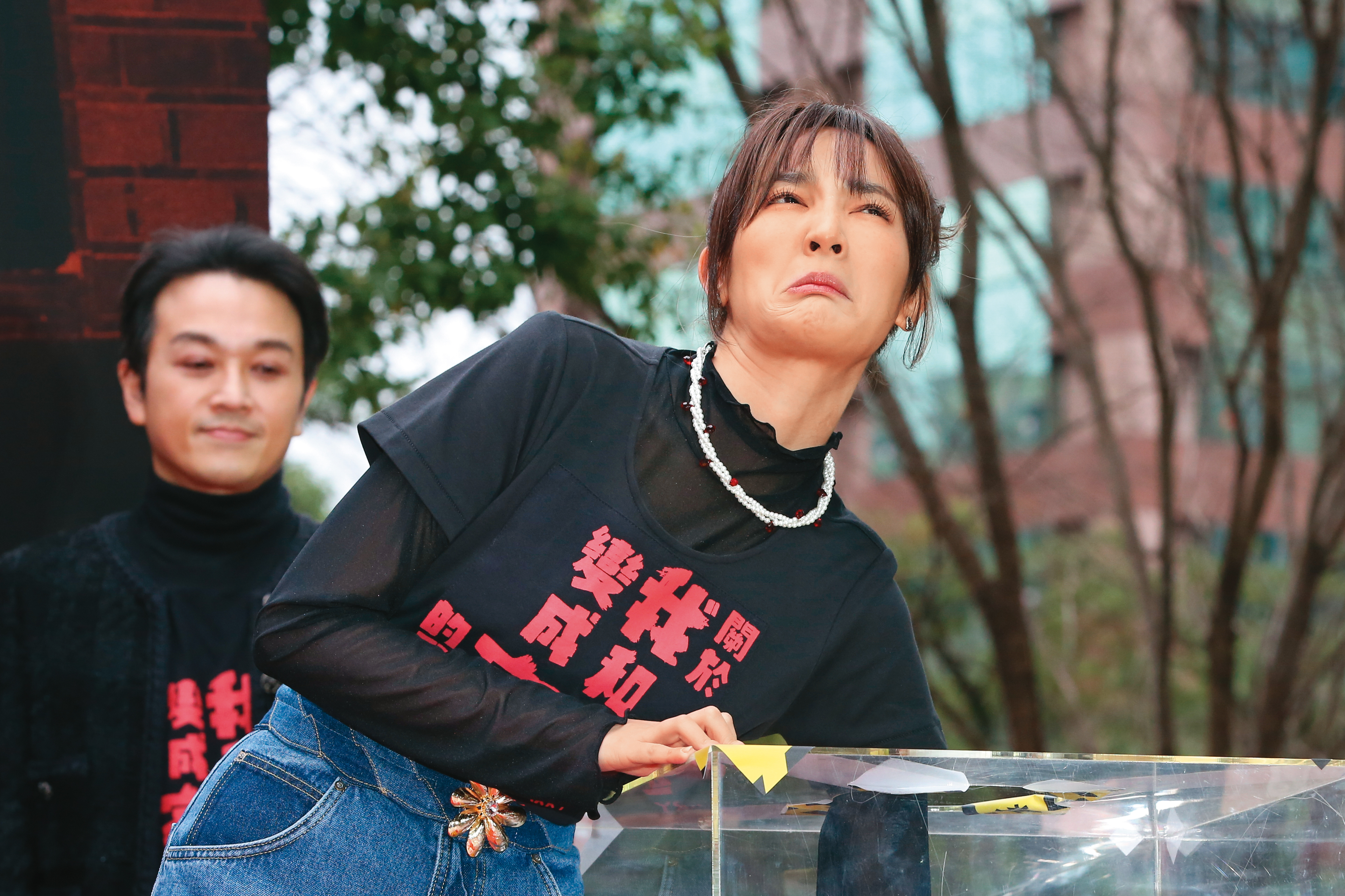 看王淨這猙獰表情…欸人家是在抽獎吶～還以為在玩恐怖箱。（怕.jpg）