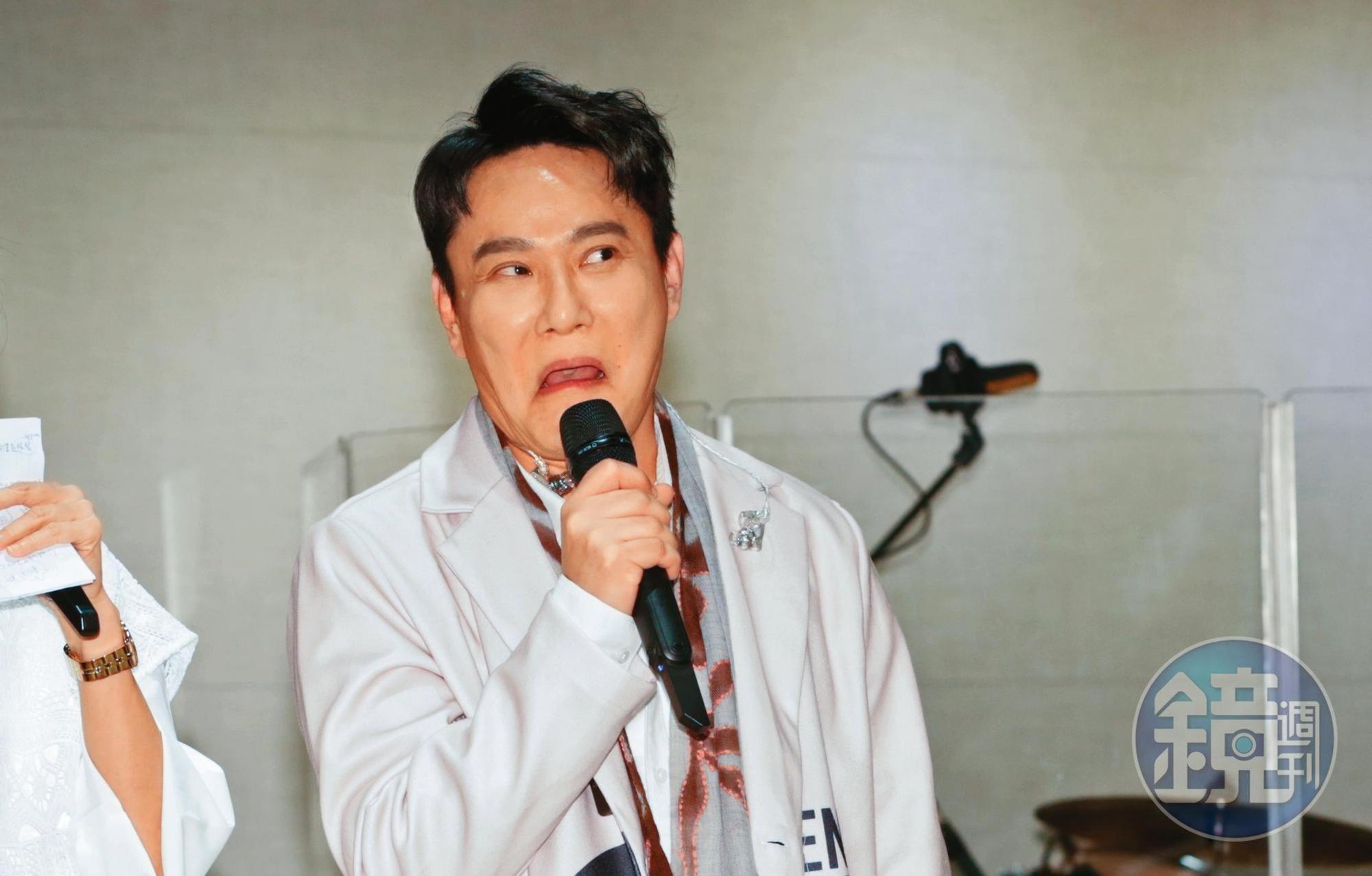張信哲出道時模樣清秀,如今慘遭「化妝事故」,臉部白粉塗不均勻。