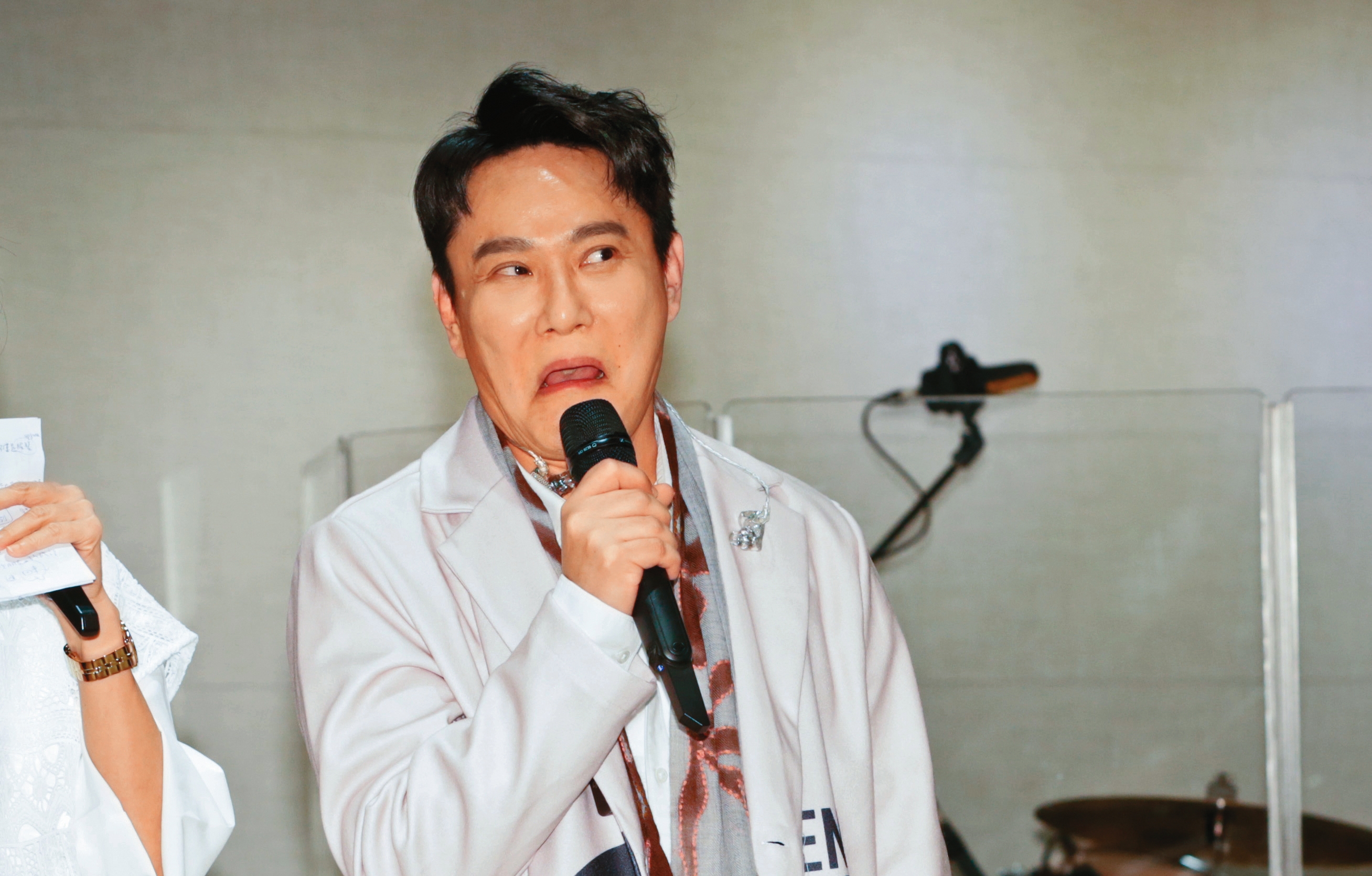 張信哲出道時模樣清秀，如今慘遭「化妝事故」，臉部白粉塗不均勻。