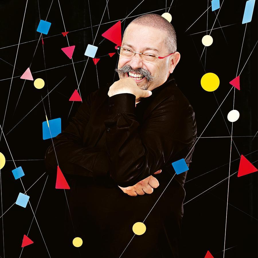 ALAIN SILBERSTEIN是法國設計師Alain Silberstein在九〇成立的同名品牌，紅、藍、黃三原色加上三角形、圓形及正方形的幾何圖塊，搭配饒富興味的笑臉或哭臉表情符號，讓品牌曾紅極一時，在2012年宣告結束品牌之後，開始以聯名形式和多個製錶品牌合作，近幾年頗為活躍讓ALAIN SILBERSTEIN又重新得到關注。
