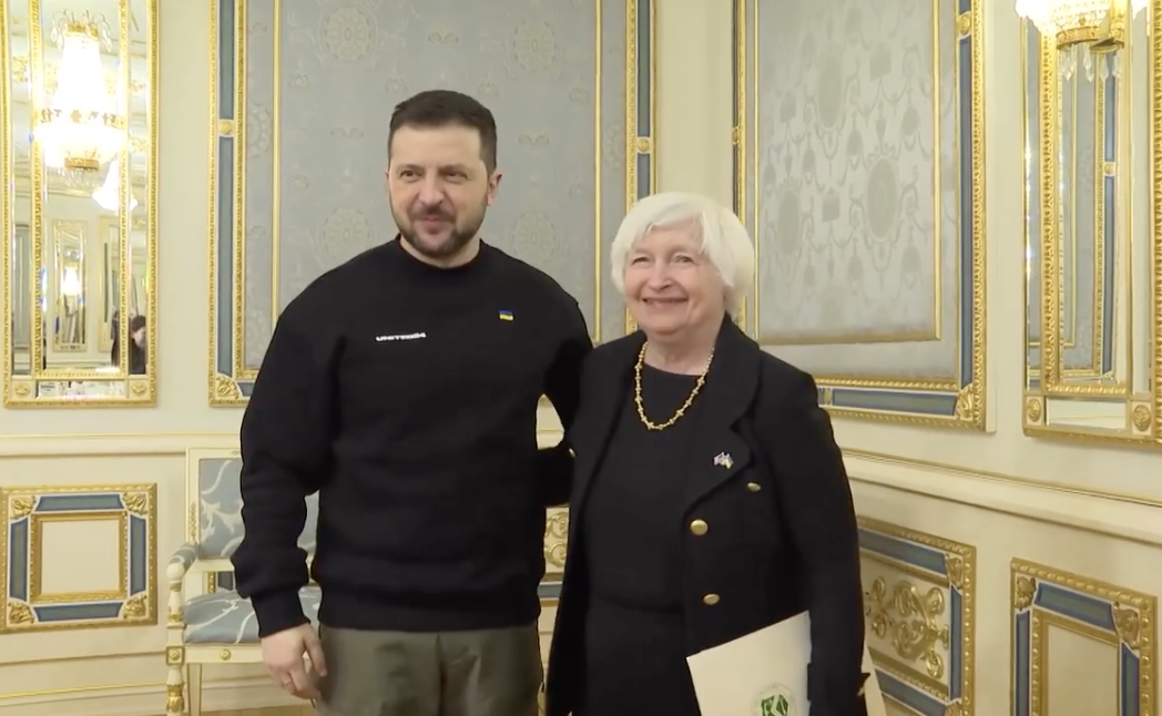 美國財政部長葉倫於當地時間27日突襲造訪基輔，並與烏克蘭總統澤倫斯基會面。（翻攝澤倫斯基IG）