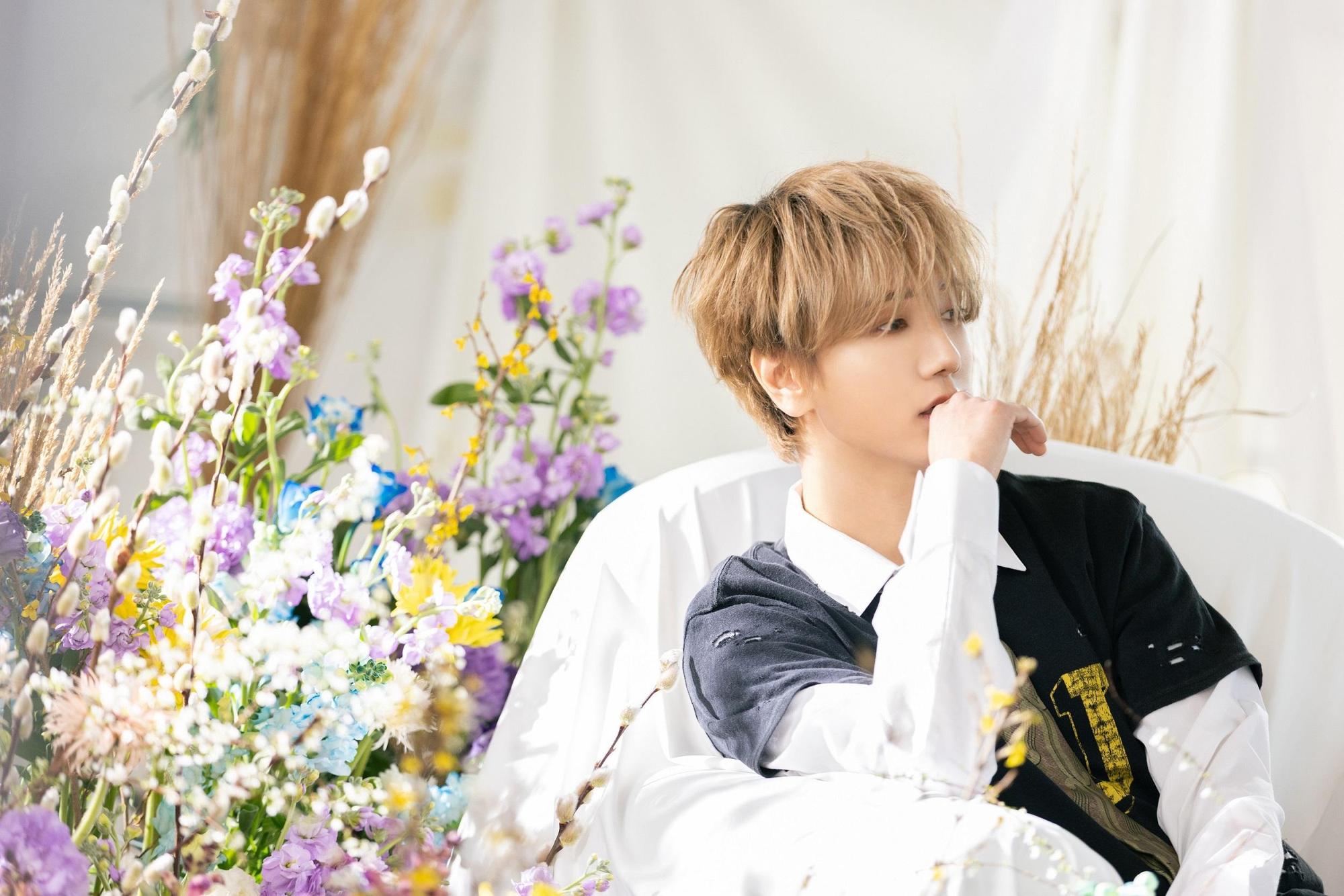 SUPER JUNIOR主唱成員藝聲與師妹aespa成員WINTER合作〈Floral Sense〉。(avex Taiwan提供)