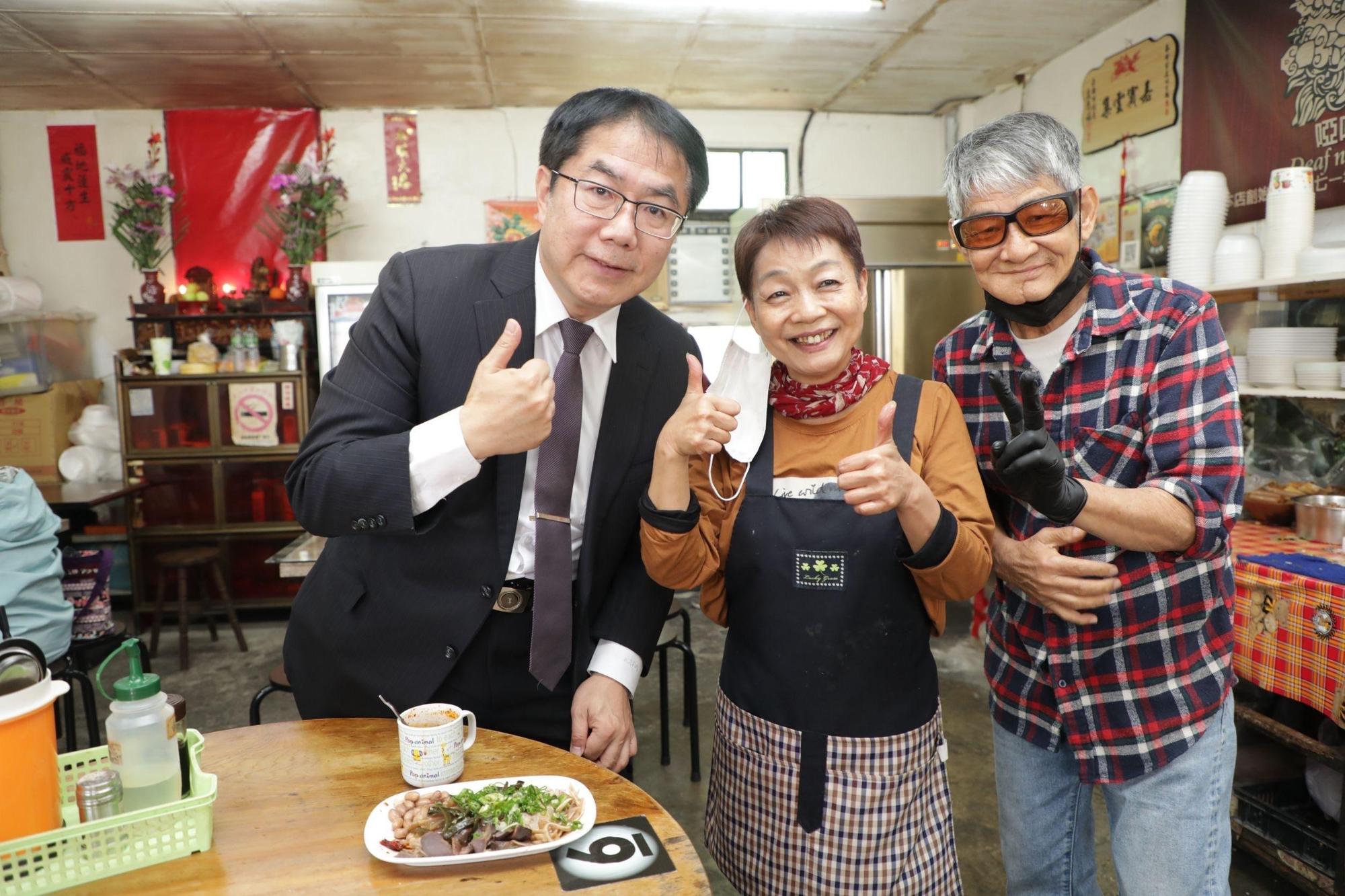 40年的安平知名啞巴麵店老闆退休,台南市長黃偉哲特地前往用餐獻祝福。(台南市政府提供)