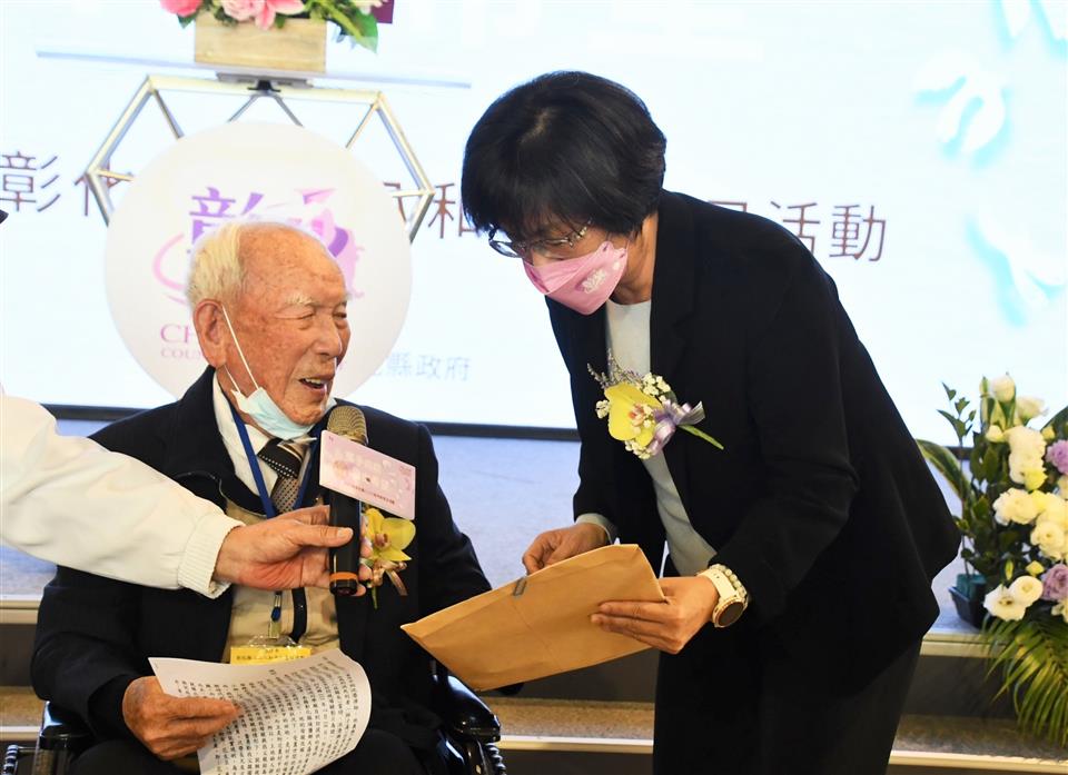 彰化縣長王惠美與228事件受難者林才壽(左)。(彰化縣政府提供)